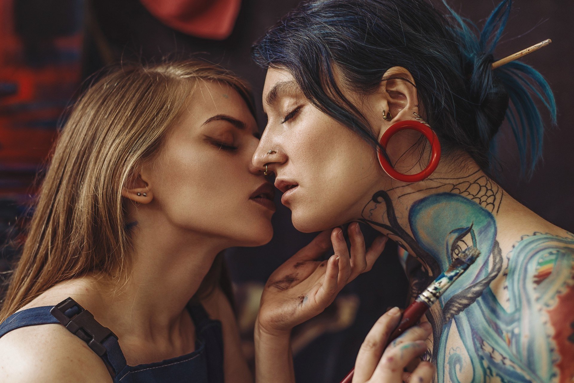 Татуированная азиаточка пригласила нежную лесбиянку на классный орал