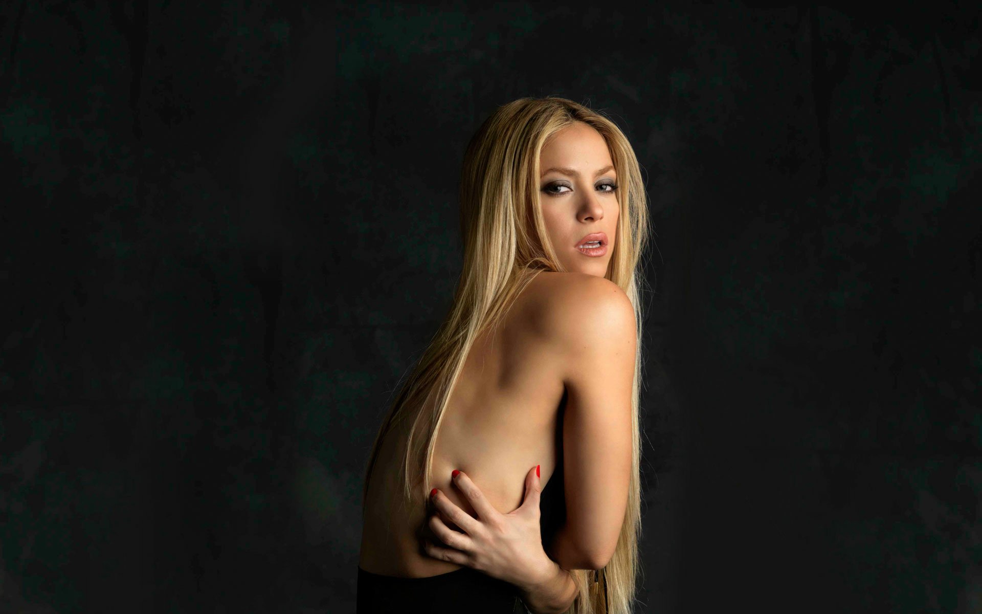 Голое тело певицы Shakira эротика