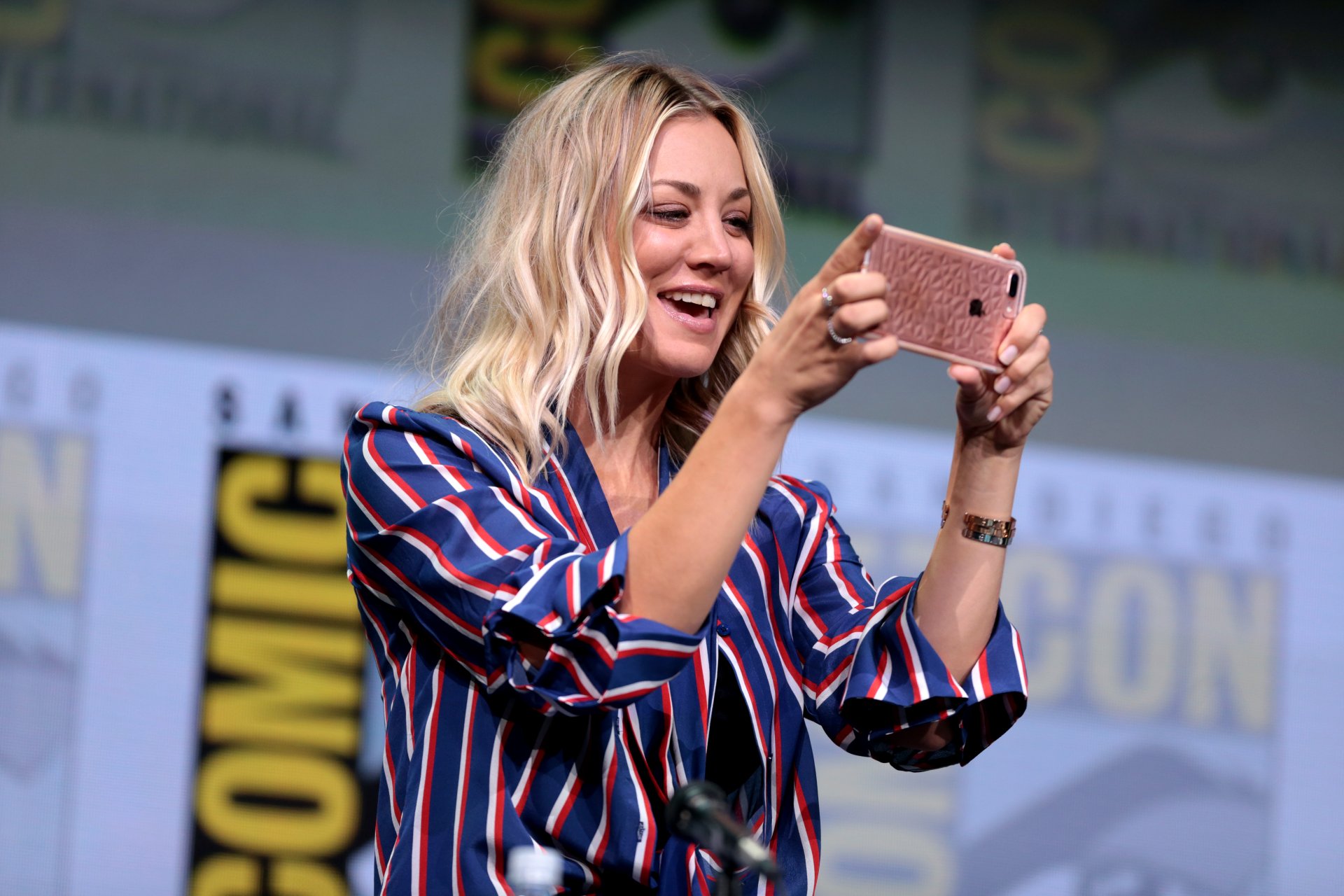 Download Comic Con Celebrity Kaley Cuoco 4k Ultra HD Wallpaper