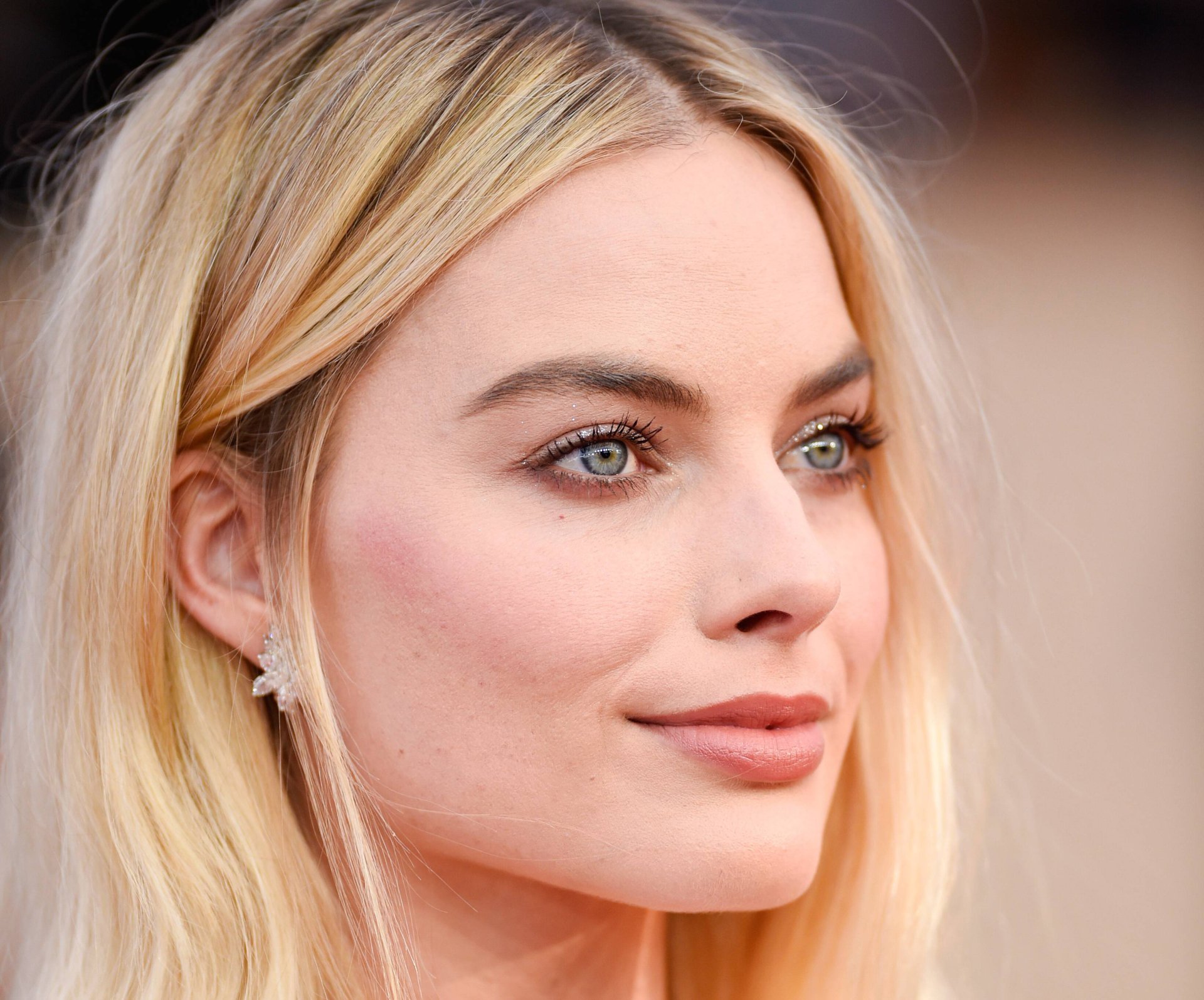 Download Actress Australian Blonde Face Close-up Celebrity Margot Robbie HD Wallpaper