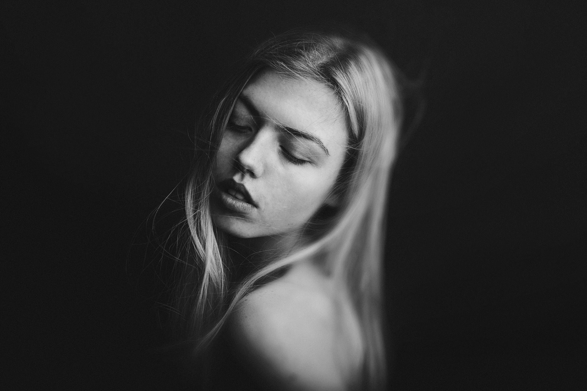 Download Woman Model HD Wallpaper