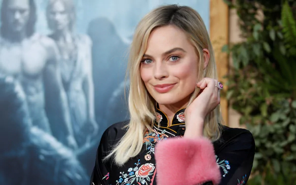 4K Ultra HD portrait of blonde celebrity Margot Robbie smiling softly against a blurred artistic background, blending elegance with modern charm.