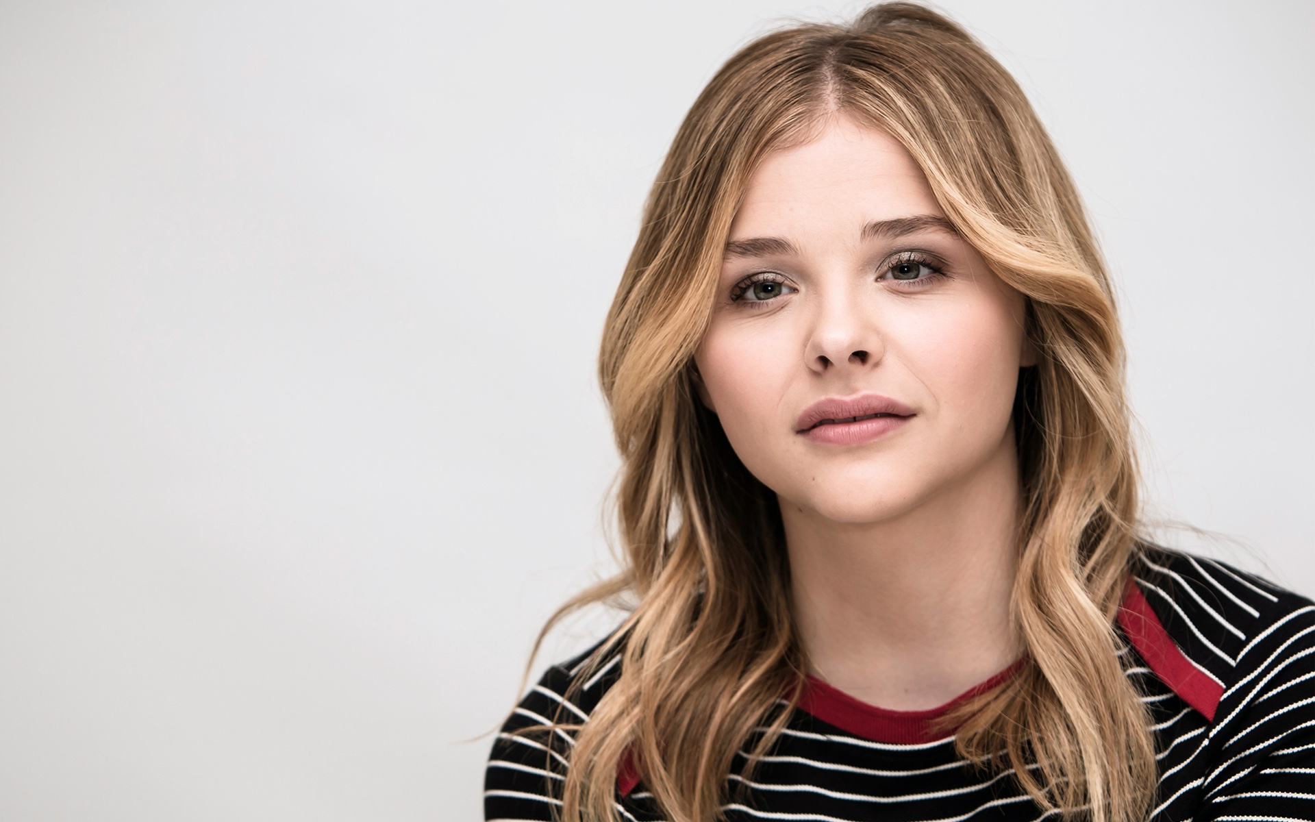 Download Blonde American Actress Celebrity Chloë Grace Moretz HD Wallpaper