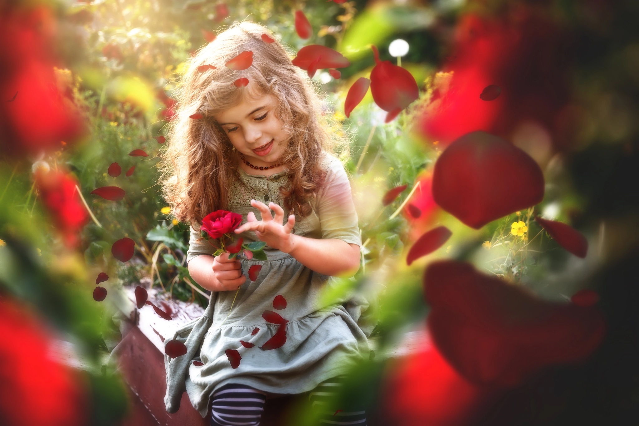 Розочкой ребенка. Девочка. Дети с цветами. Маленькая девочка с розами. Девочка с розами в саду.