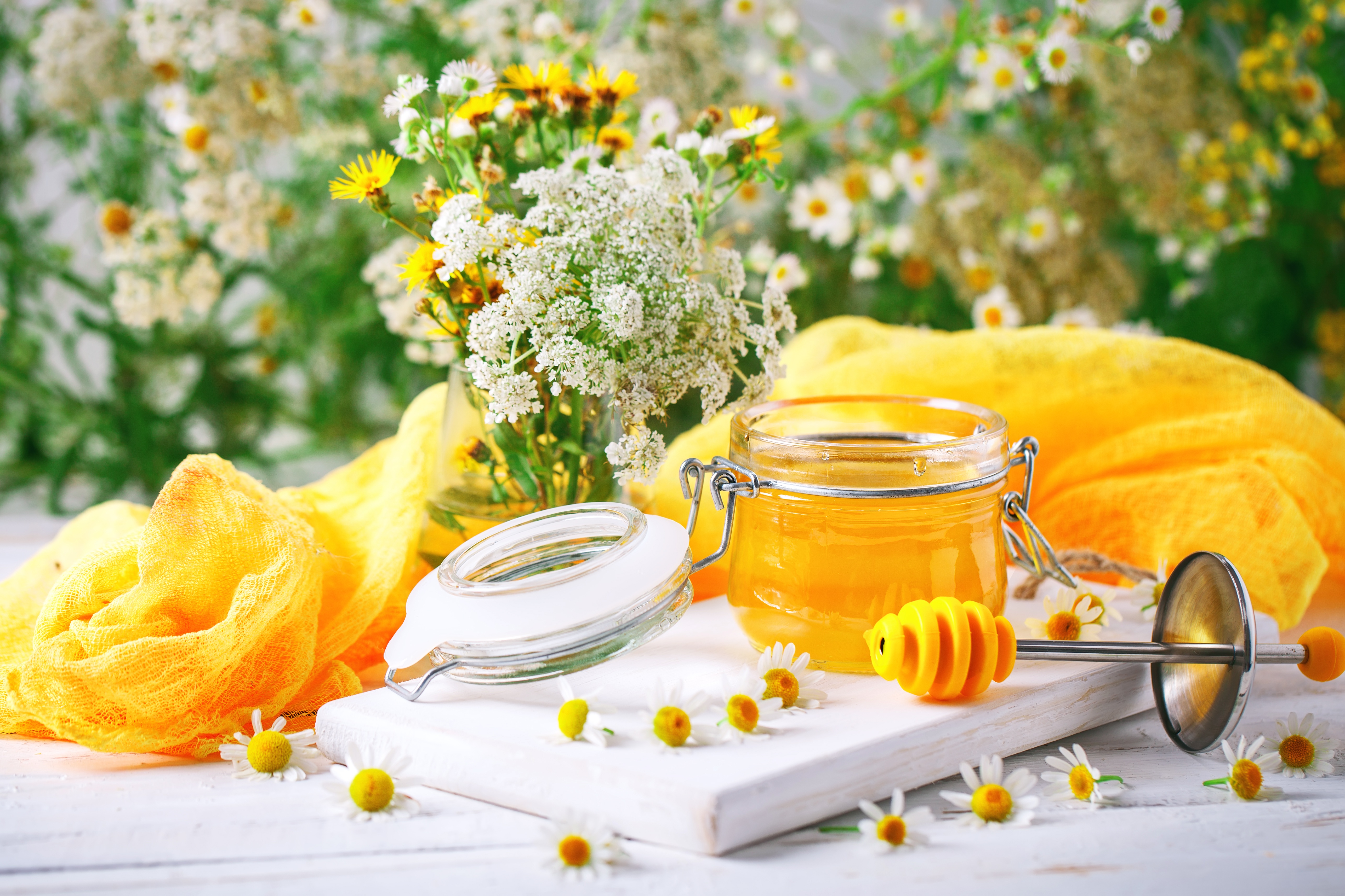 С 1 по 14 августа. Мёд цветочный. Мед на фоне природы. Медовый спас. Мед и цветы.