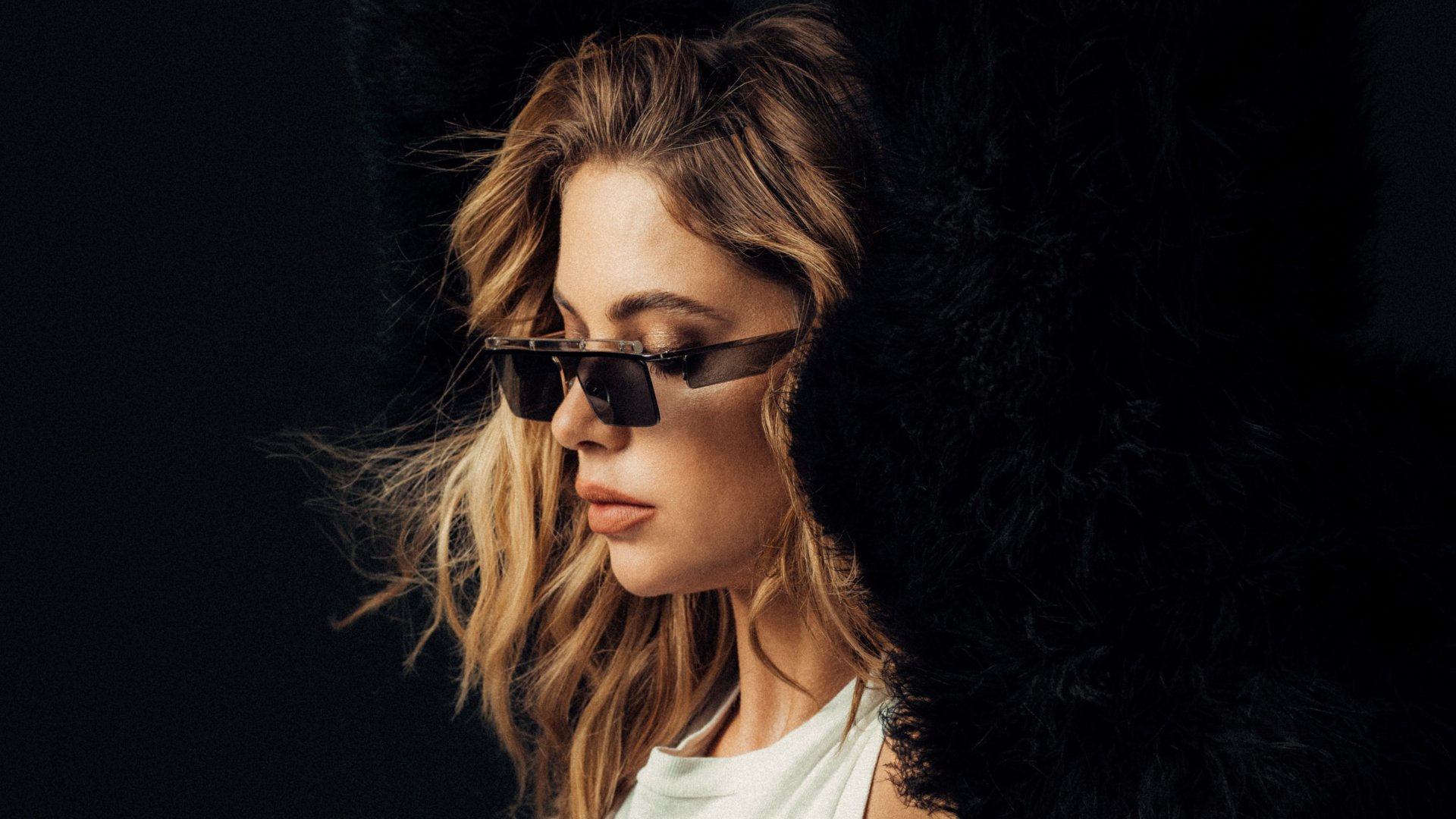 Download Lipstick Blonde Sunglasses Actress American Celebrity Ashley Benson 4k Ultra HD Wallpaper