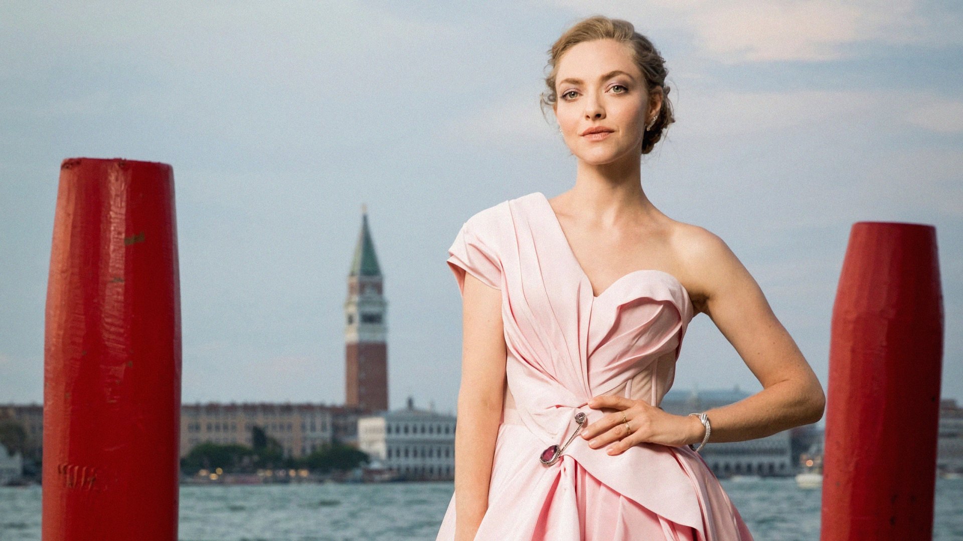 Download Blonde Depth Of Field Pink Dress American Actress Celebrity Amanda Seyfried HD Wallpaper