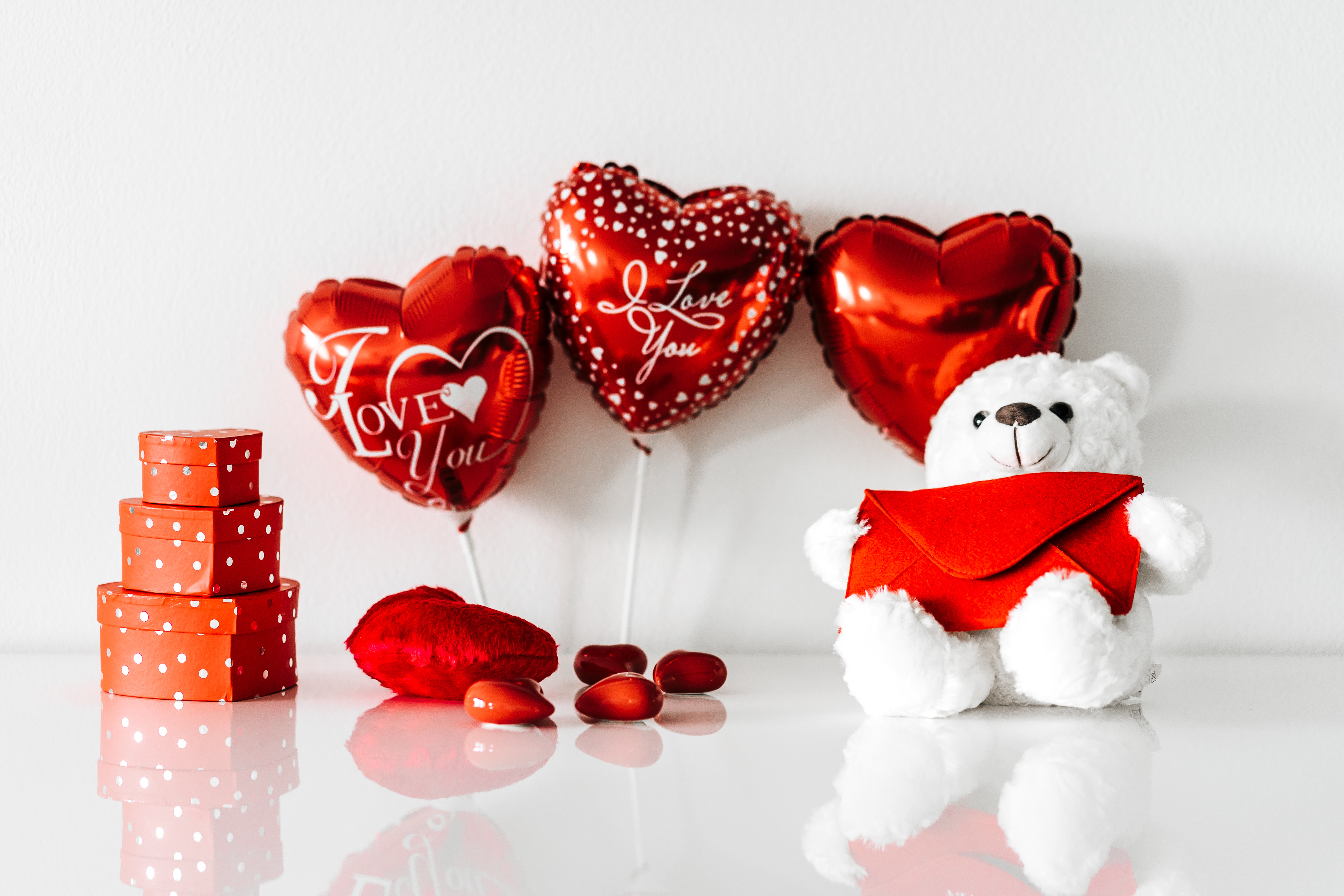 Love valentine s. Подарок сердечко. С днём влюблённых. Подарки на день влюбленных.