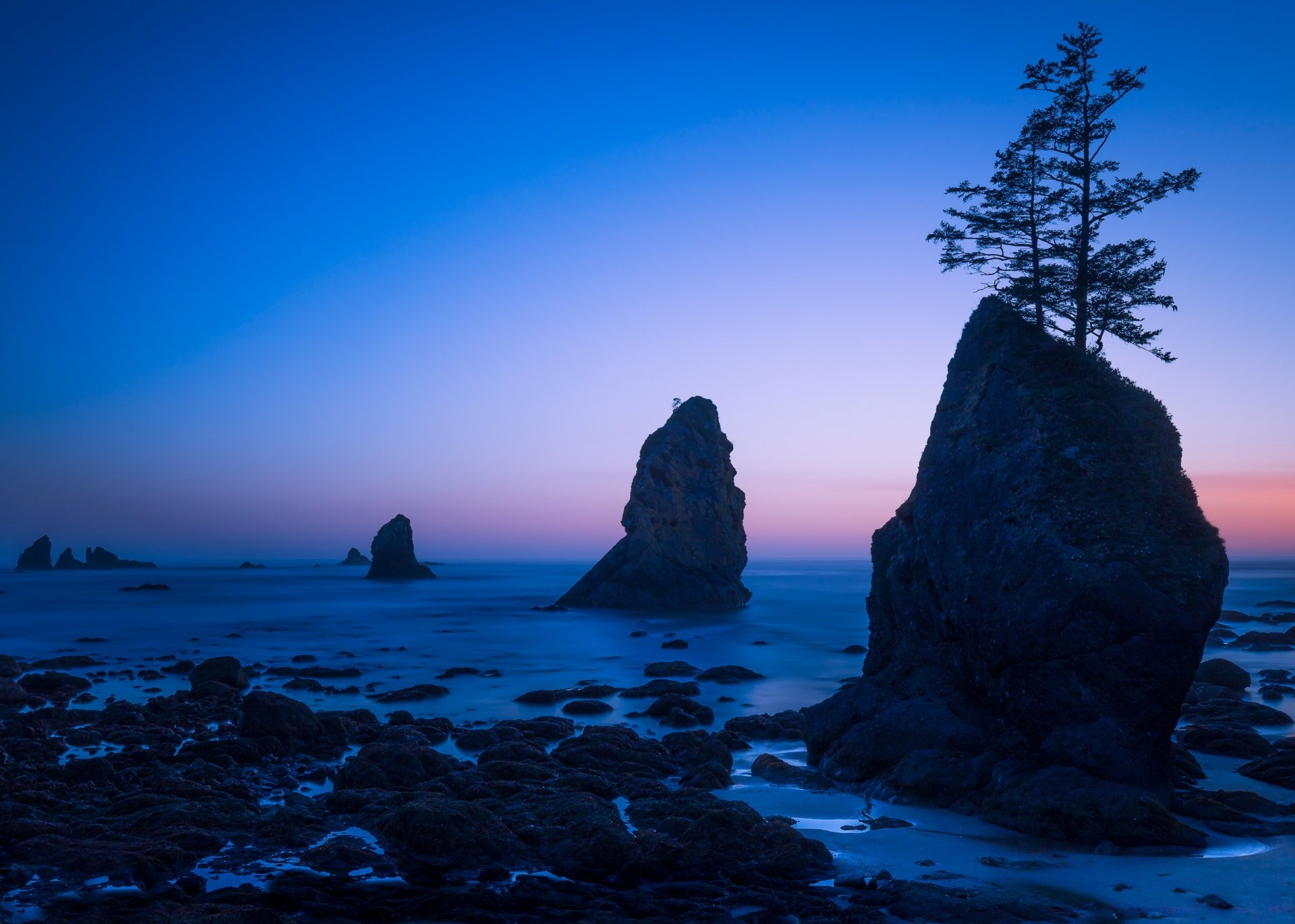 A serene ocean horizon under a clear sky, a beautiful HD desktop wallpaper capturing the vast beauty of nature.