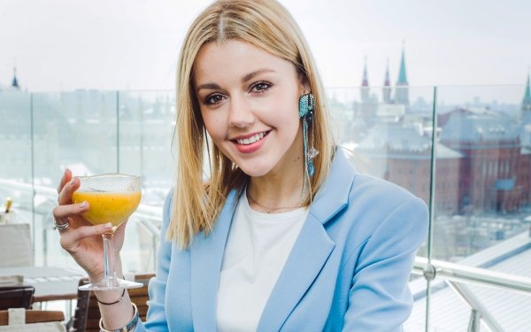 Music Yulianna Karaulova Smile Cocktail Singer Russian Blonde HD Wallpaper | Background Image