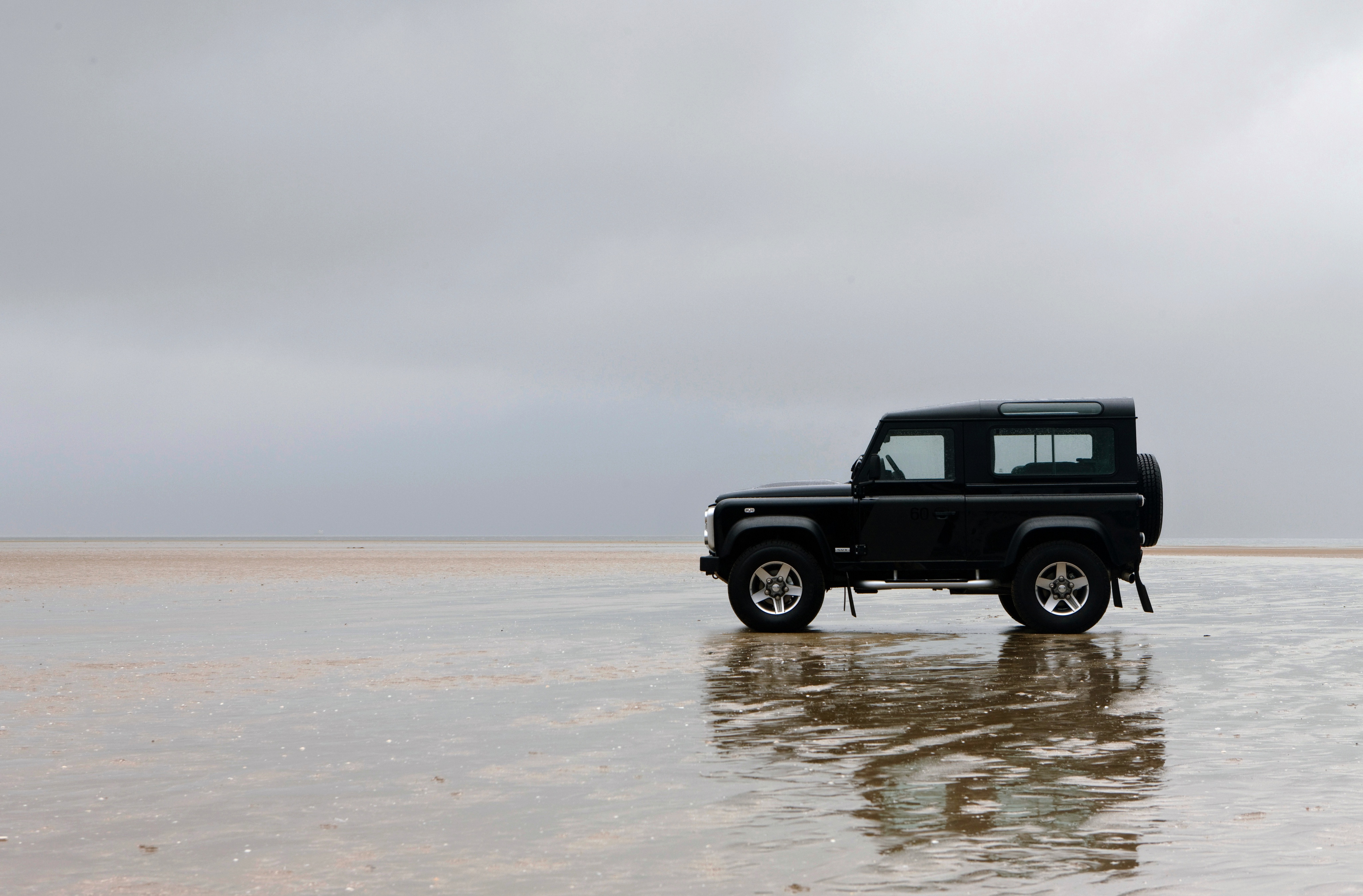 Land Rover Defender On The Beach 4k Ultra Hd Wallpaper Background Image 4096x2695
