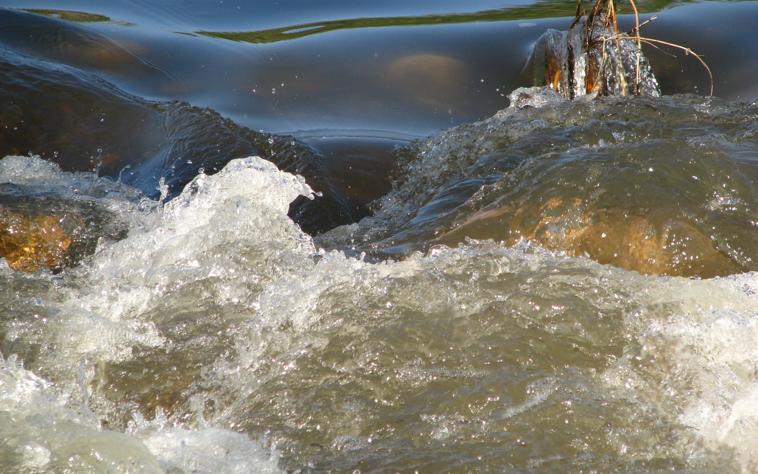 Nature desktop wallpaper featuring soothing water scene.