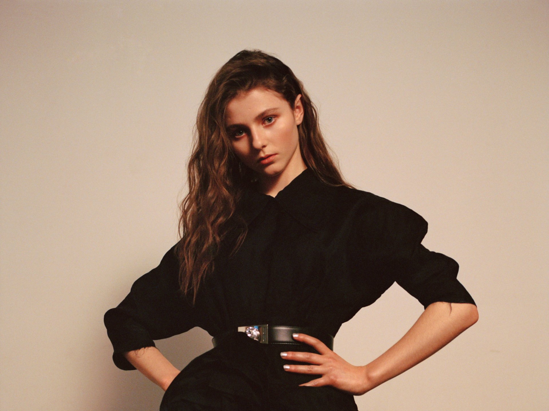 Download Brunette New Zealander Actress Celebrity Thomasin McKenzie HD Wallpaper