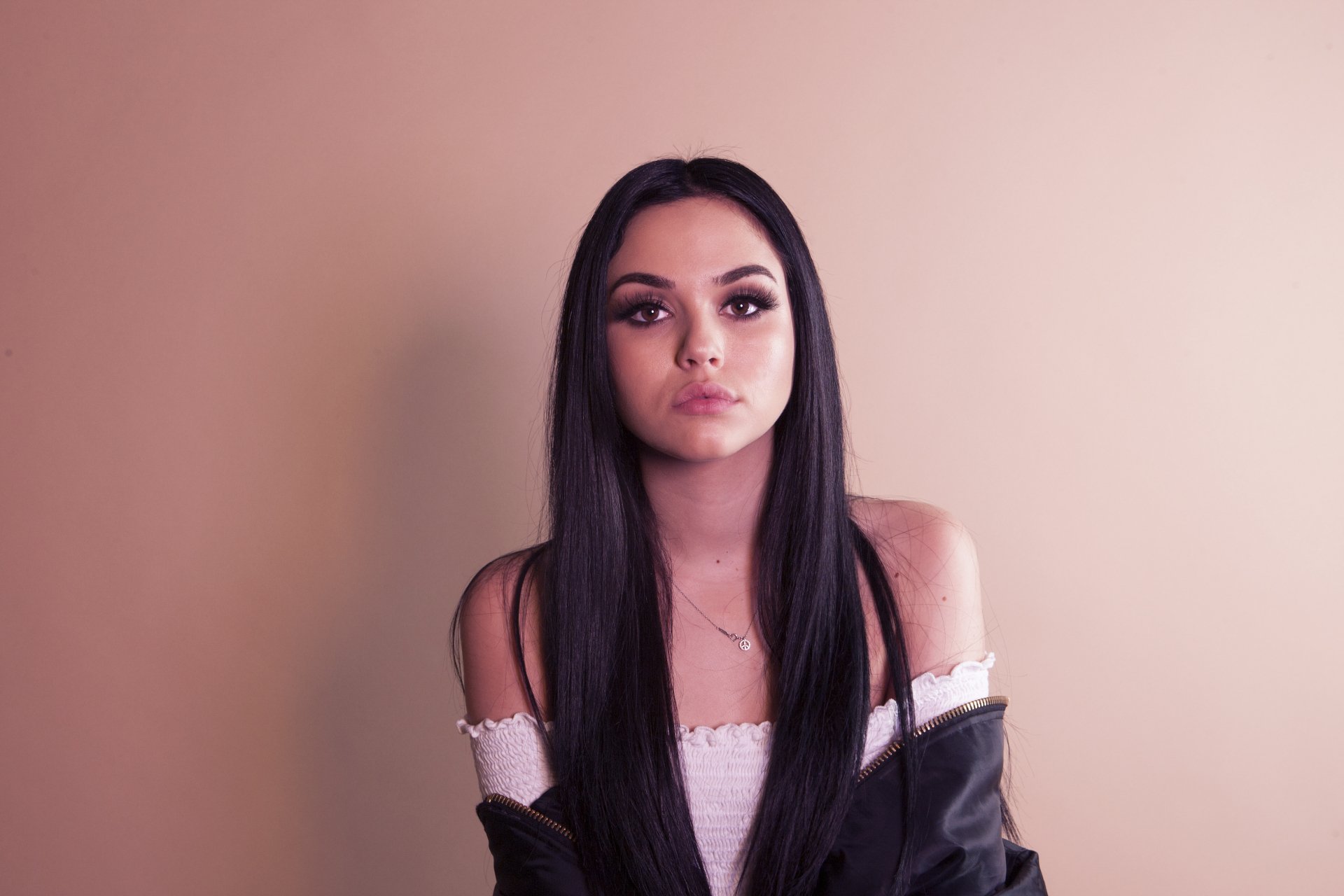 Download Brown Eyes Black Hair Long Hair American Music Maggie Lindemann 4k  Ultra HD Wallpaper