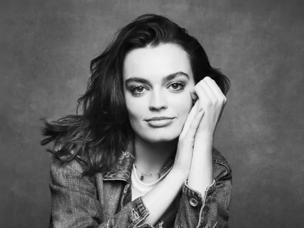 English Black & White face actress Celebrity Emma Mackey HD Desktop Wallpaper | Background Image