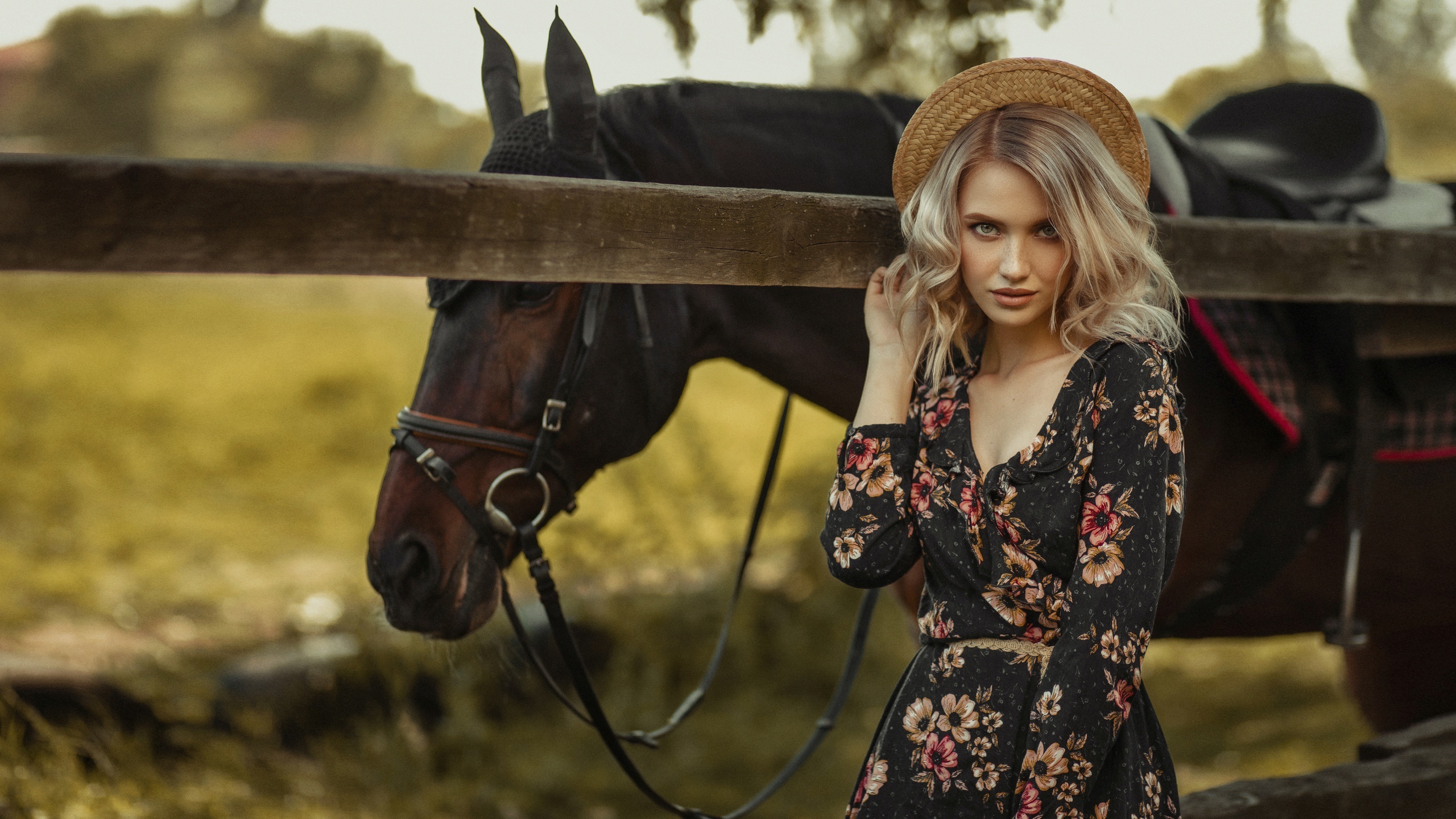 Клип скачет на лошади. Фотосессия с лошадью в шляпе. Фотосессия с лошадью в платье. Девушка в платье на лошади.