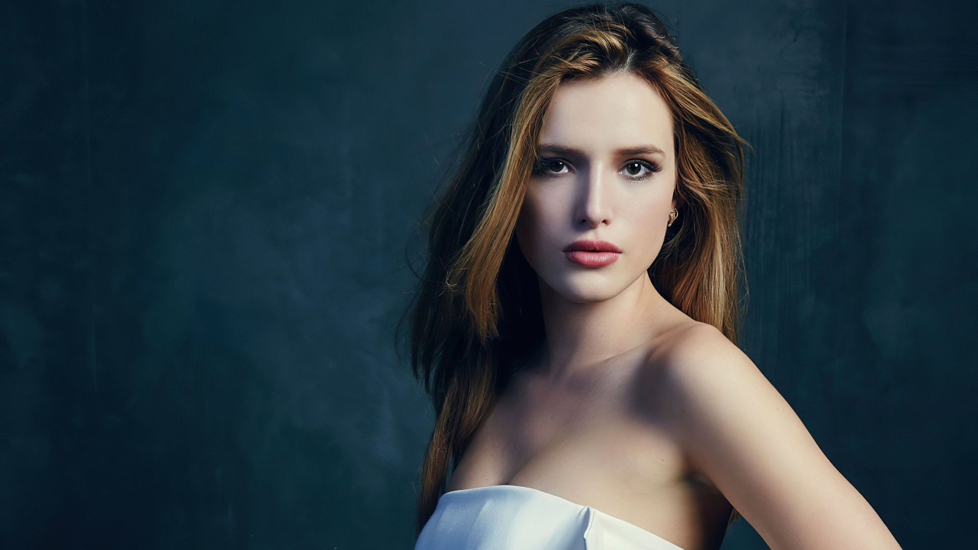 Download Brown Eyes Redhead American Actress Celebrity Bella Thorne HD  Wallpaper | 2730x1536 | Wallpaper Abyss