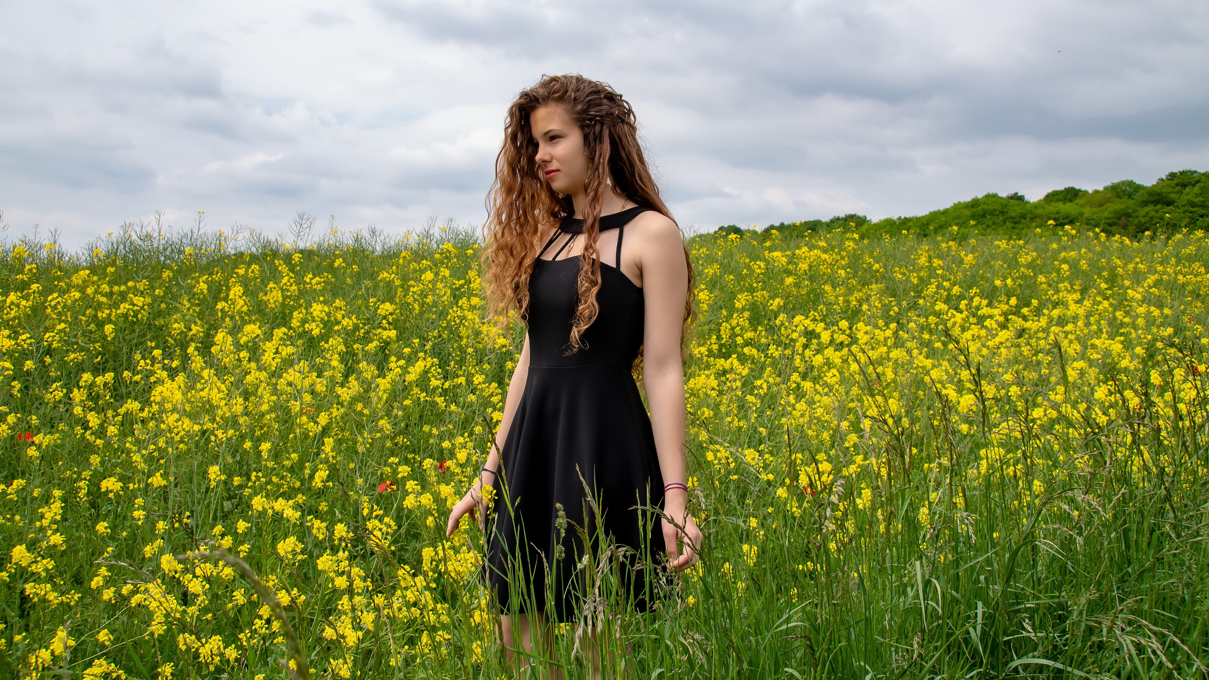 Полных женщин на природе. Фотосессия в поле в черном платье. Девушка на природе. Девушка в черном платье в поле. Лето девушка в поле.
