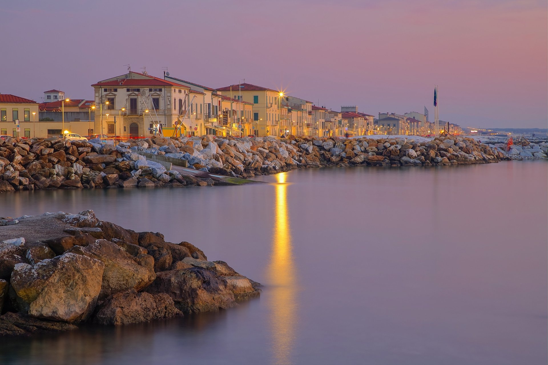 Download Tuscany Italy House Shore Light Man Made Town HD Wallpaper
