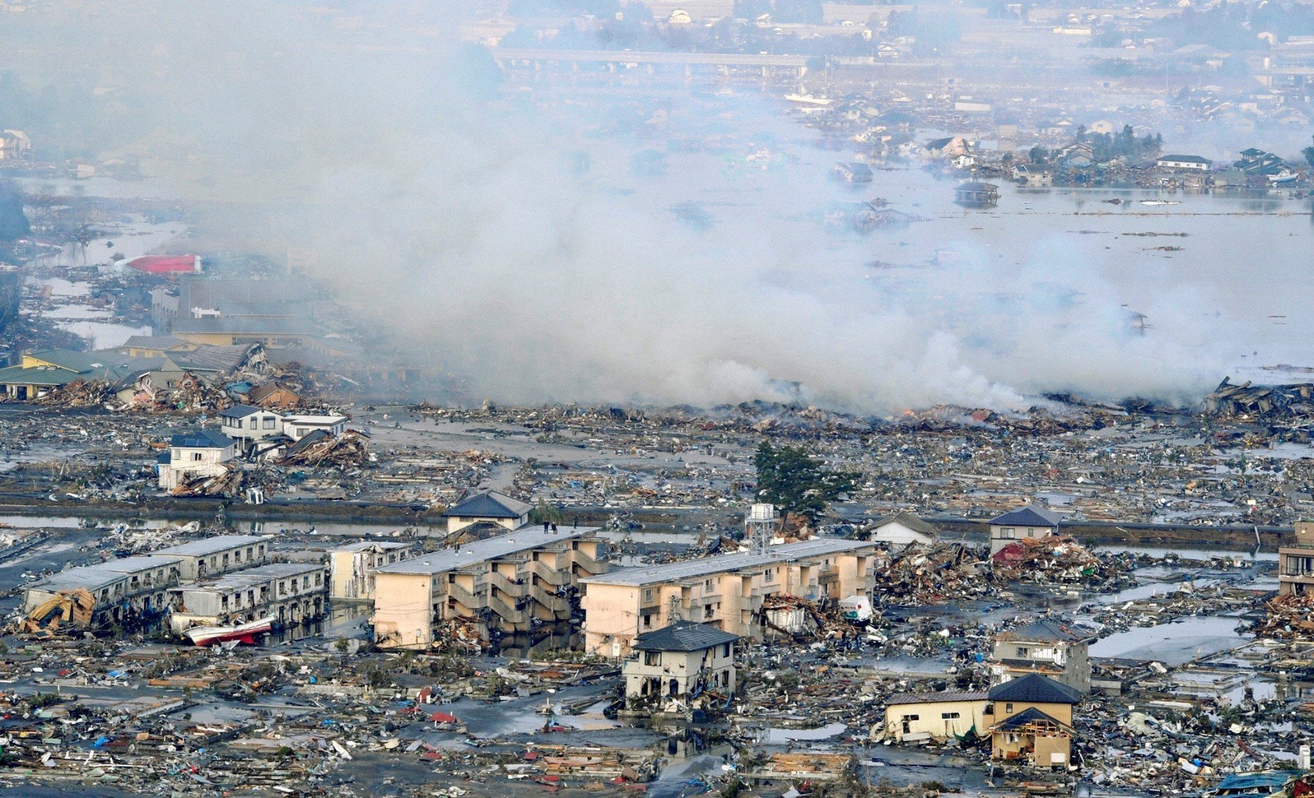 Землетрясение цунами. ЦУНАМИ В Японии в 2011. Япония 2011 землетрясение и ЦУНАМИ.