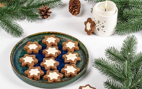 Holiday Christmas Candle Cookie Pine Cone HD Wallpaper | Background Image