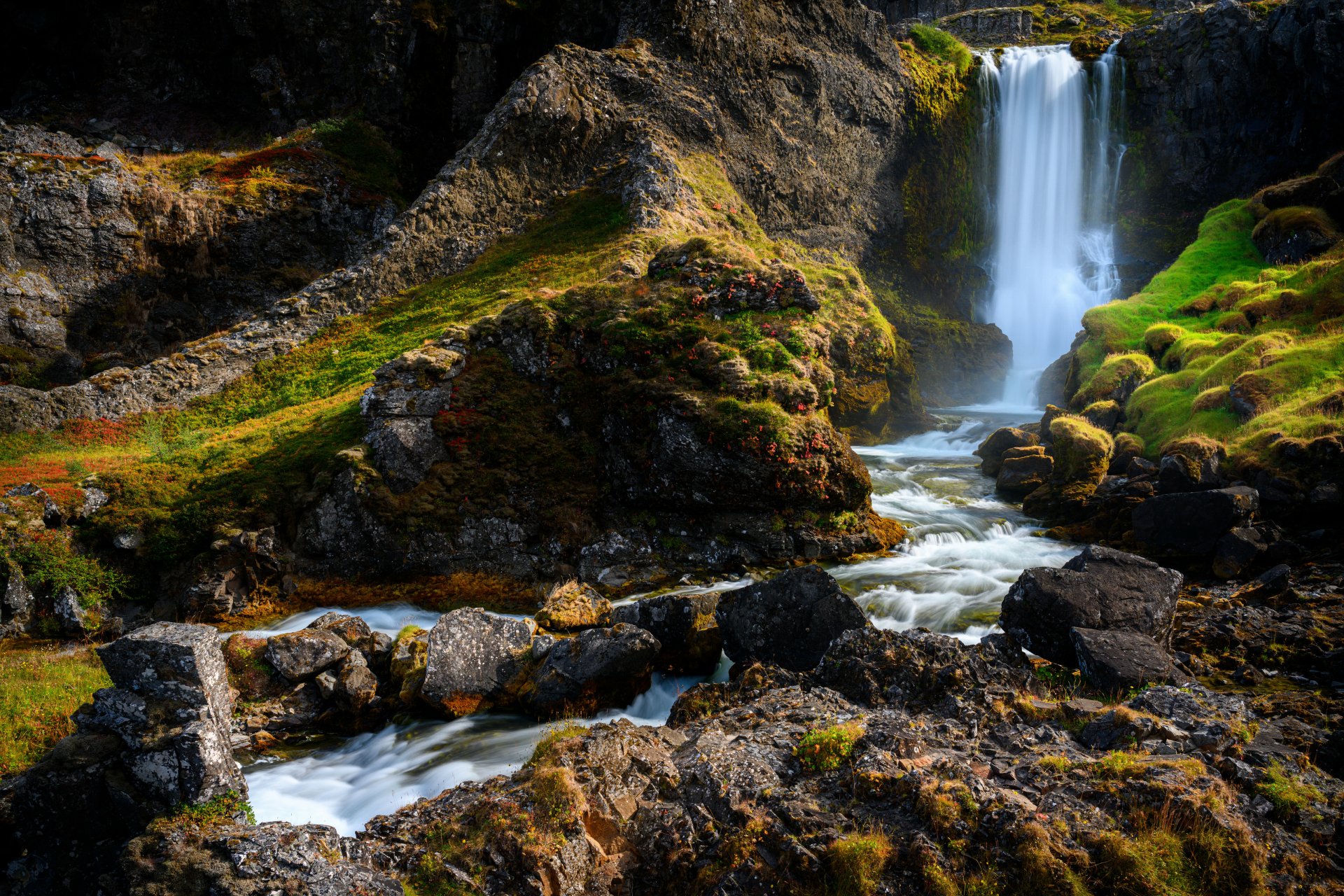 A stunning 4K Ultra HD image of Dynjandi waterfall cascading down cliffs in Iceland’s vibrant natural landscape.