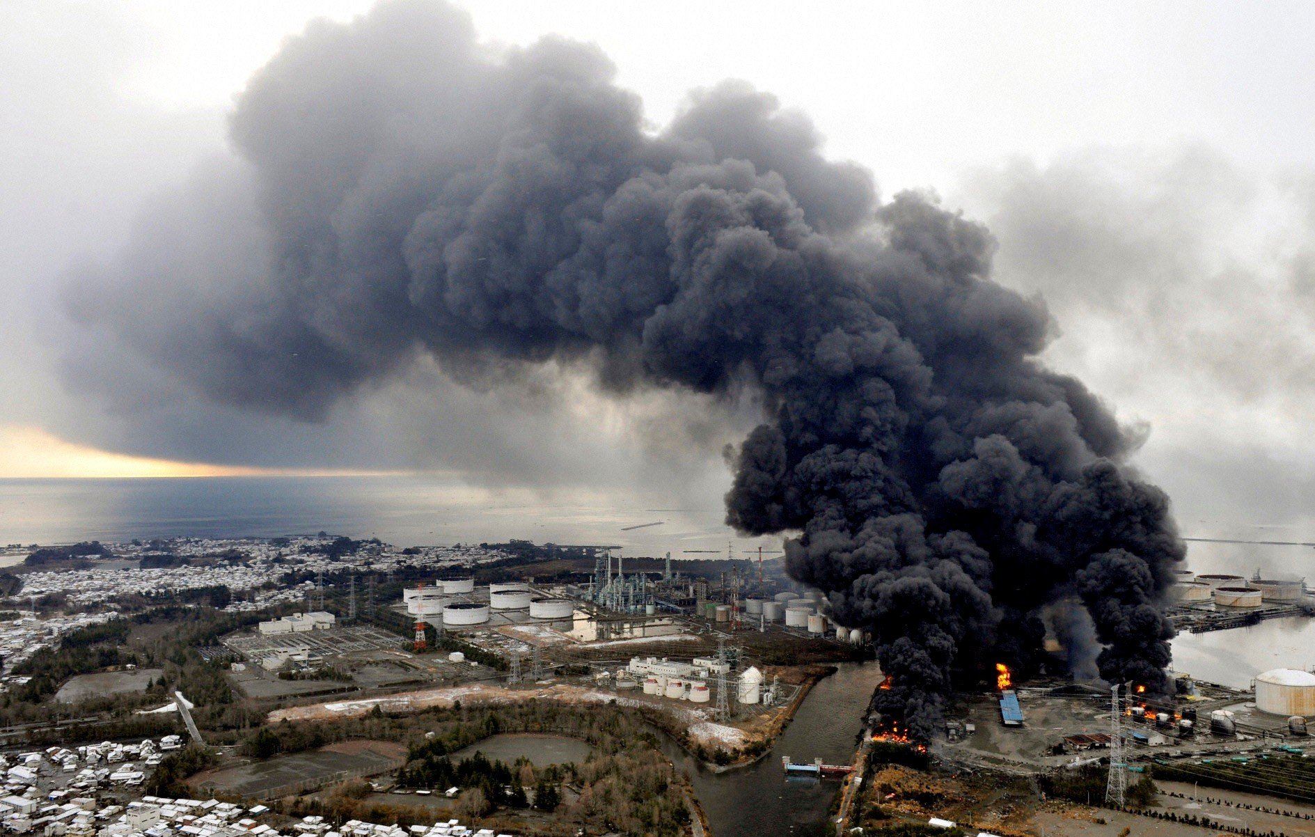 Природные чс 2023. Фукусима авария ЦУНАМИ. ЦУНАМИ В Японии в 2011. Авария на АЭС Фукусима-1. Пожар на АЭС Фукусима.