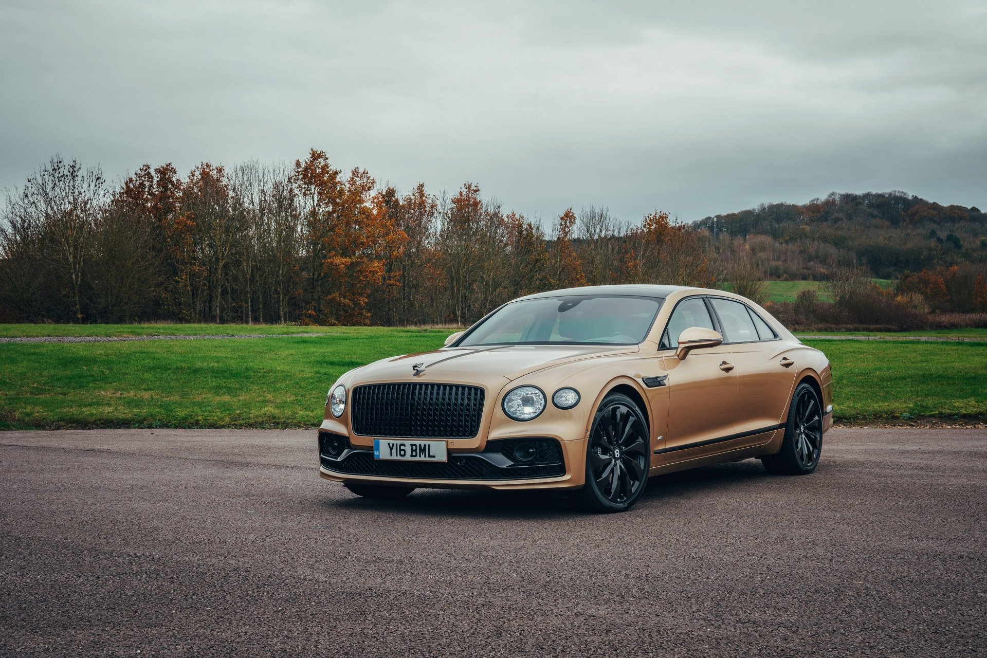 Download Brown Car Car Bentley Vehicle Bentley Flying Spur V8 4k Ultra HD Wallpaper