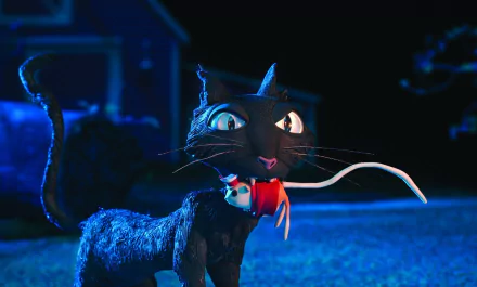 HD PC desktop wallpaper from the movie Coraline featuring a dark, eerie cat holding a key in its mouth against a nighttime backdrop.