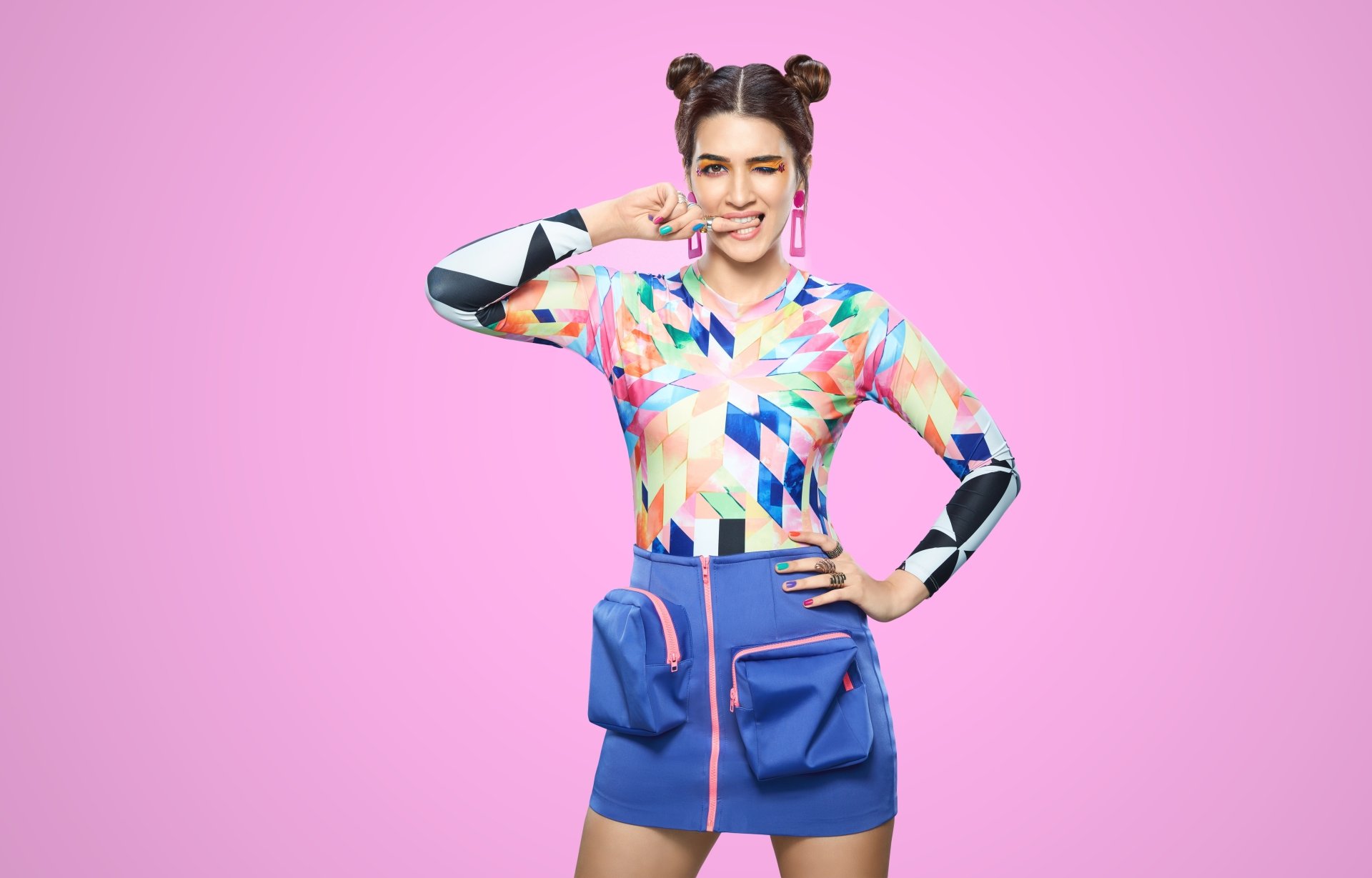 Download Bollywood Actress Indian Brunette Smile Celebrity Kriti Sanon 4k Ultra HD Wallpaper