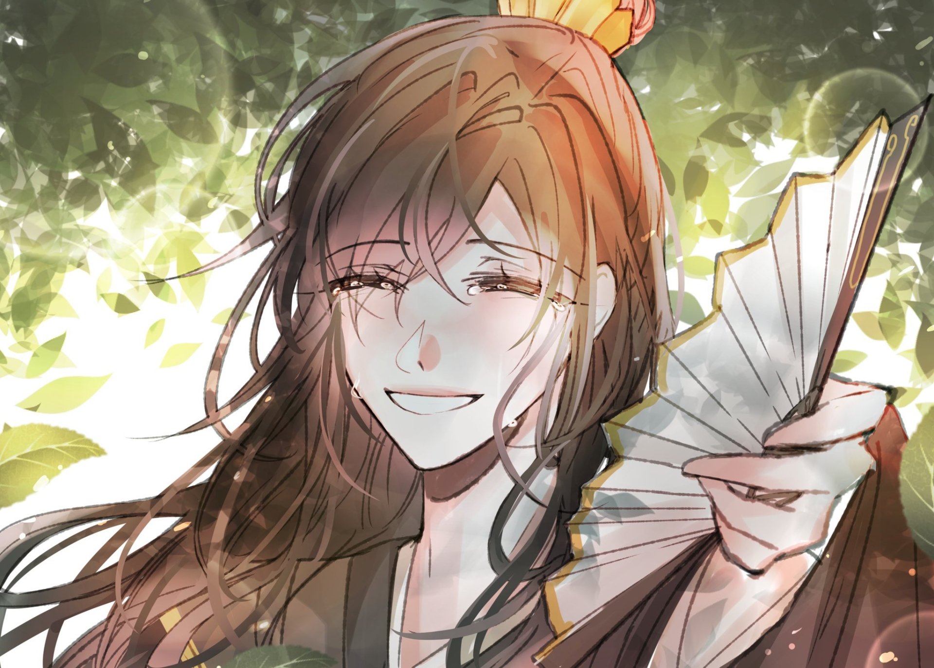Nie Huaisang (Mo Dao Zu Shi) anime HD PC wallpaper: smiling with wind-tossed hair, holding a folding fan amid sunlit leaves, warm painterly tones.