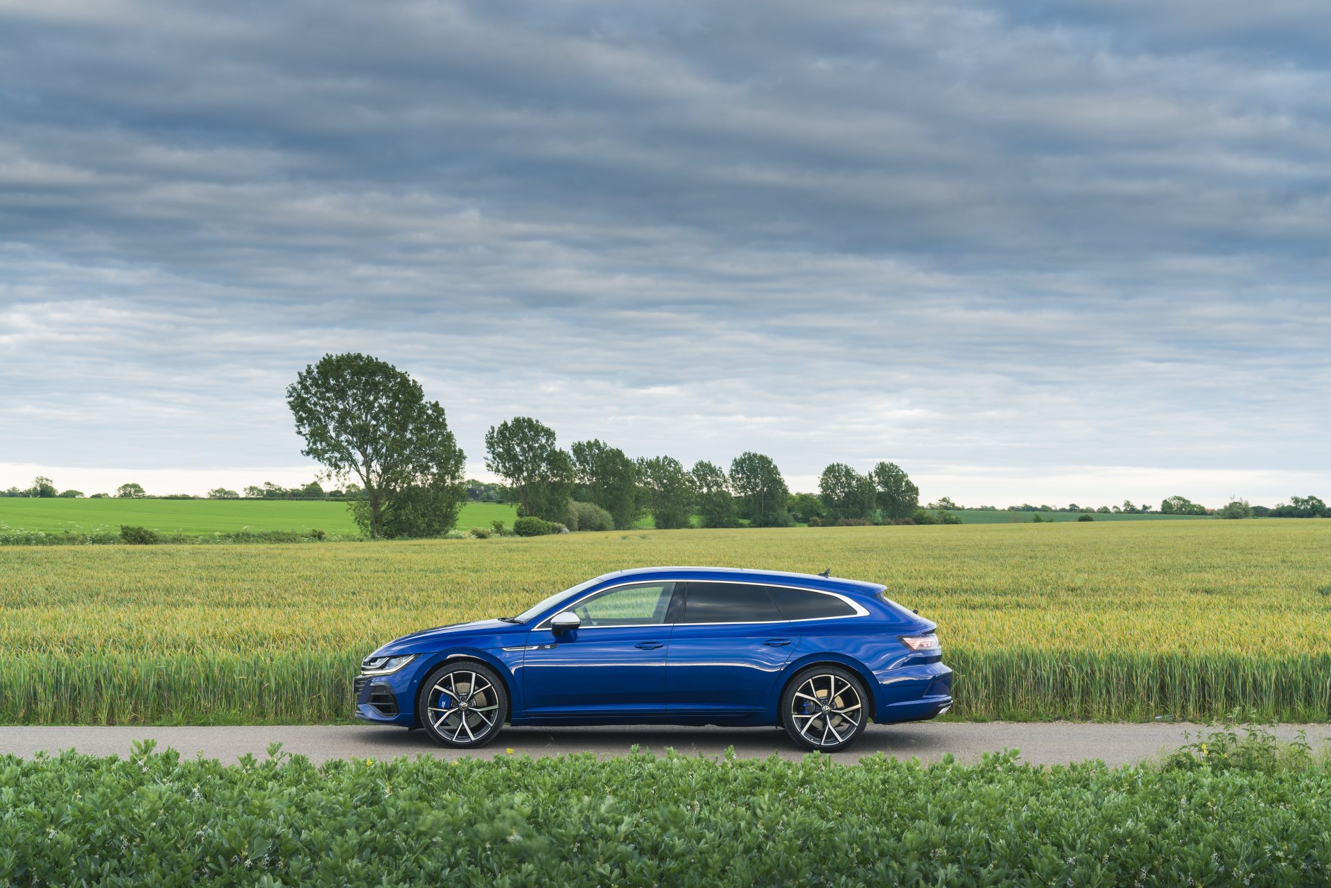 Volkswagen arteon shooting brake r line. VW Arteon 2021 r line. Фольксваген Артеон обои 4к. Фольксваген гольф шутинг брейк.