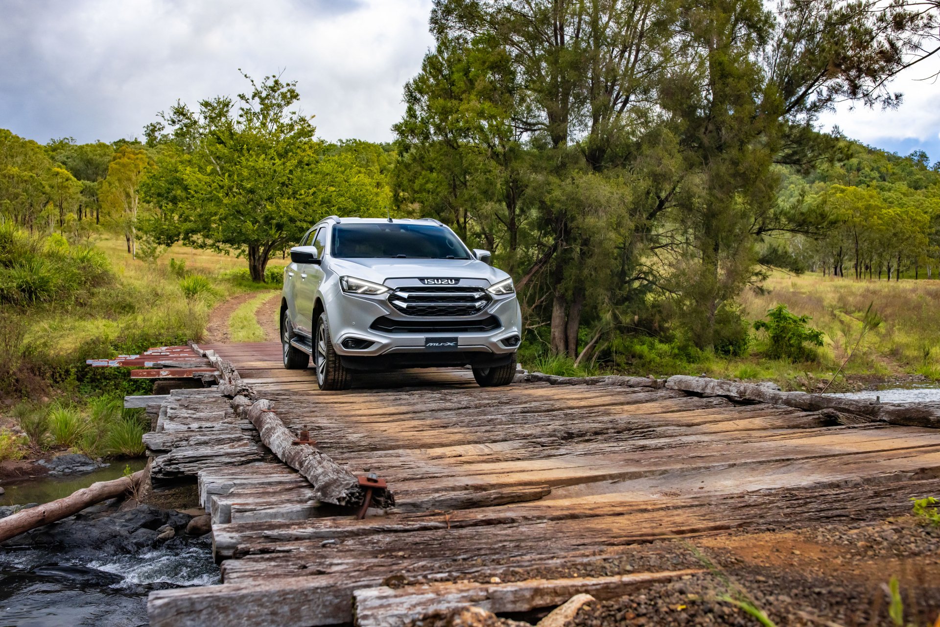 Download SUV Vehicle Isuzu MU-X 4k Ultra HD Wallpaper