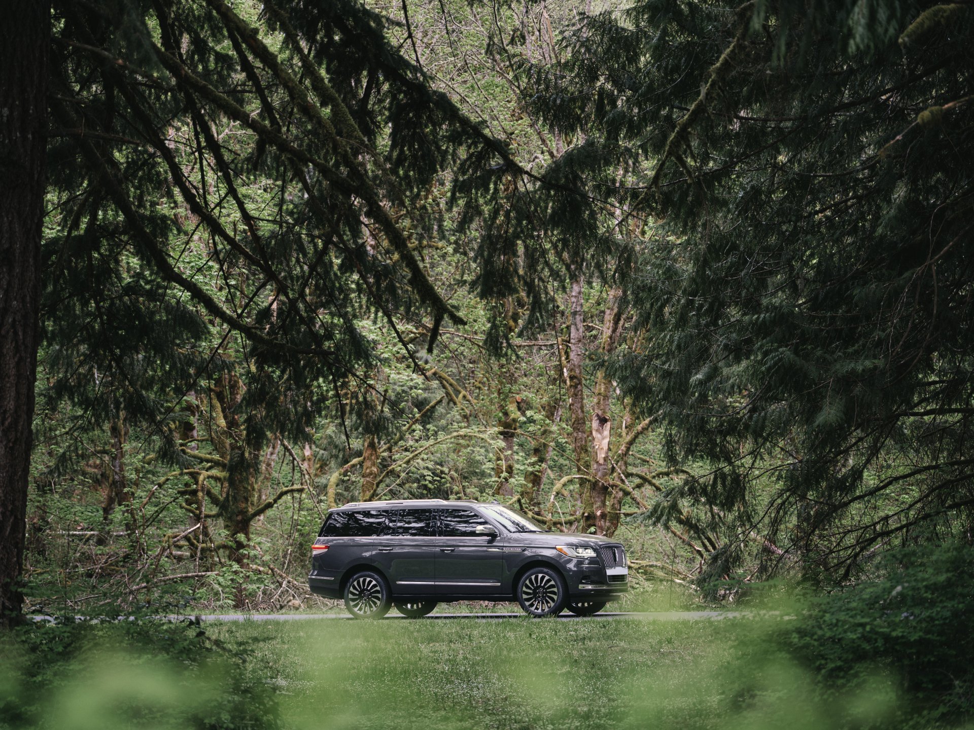 Download SUV Vehicle Lincoln Navigator 8k Ultra HD Wallpaper