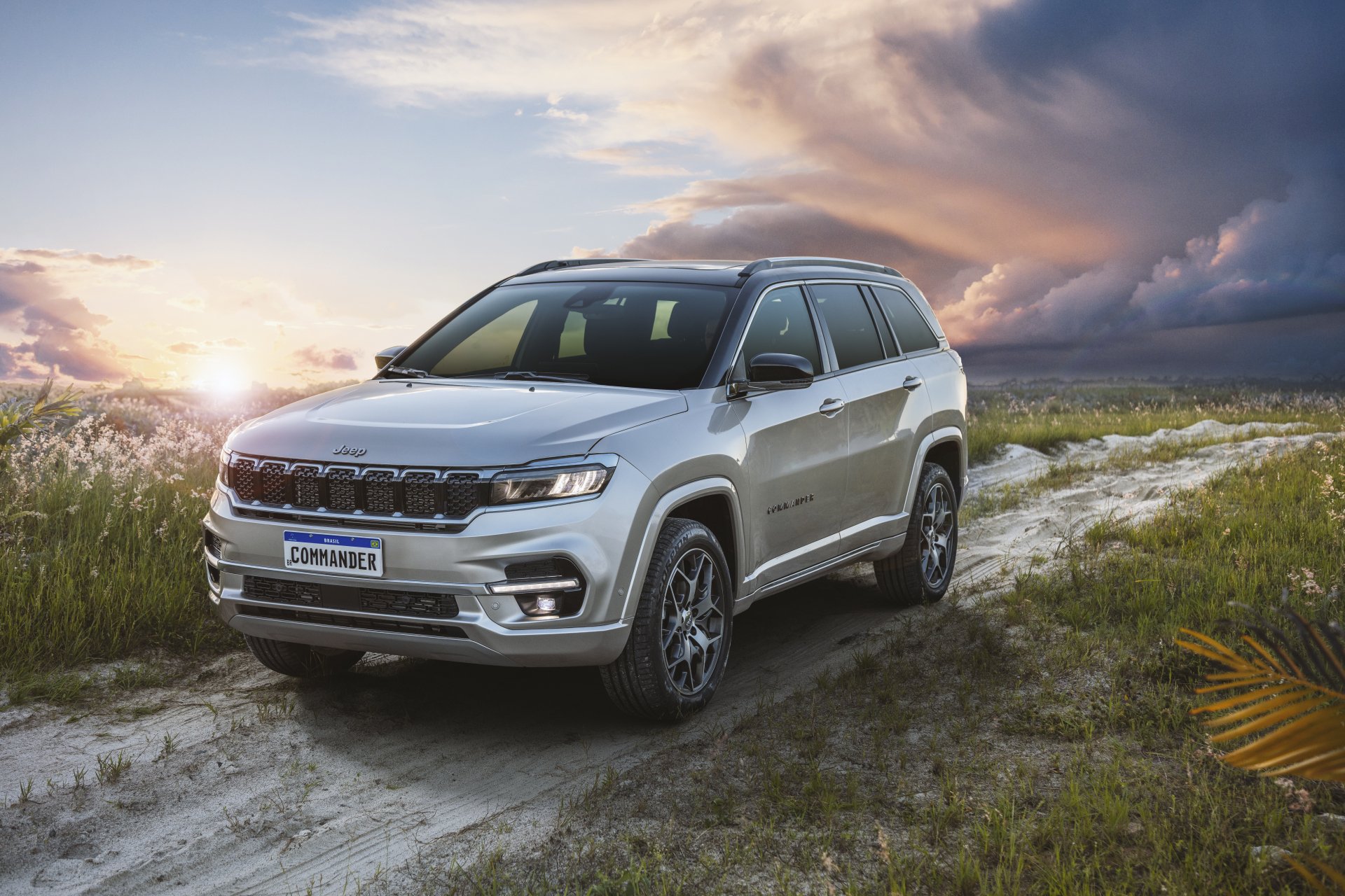 Download Vehicle Jeep Commander 8k Ultra HD Wallpaper