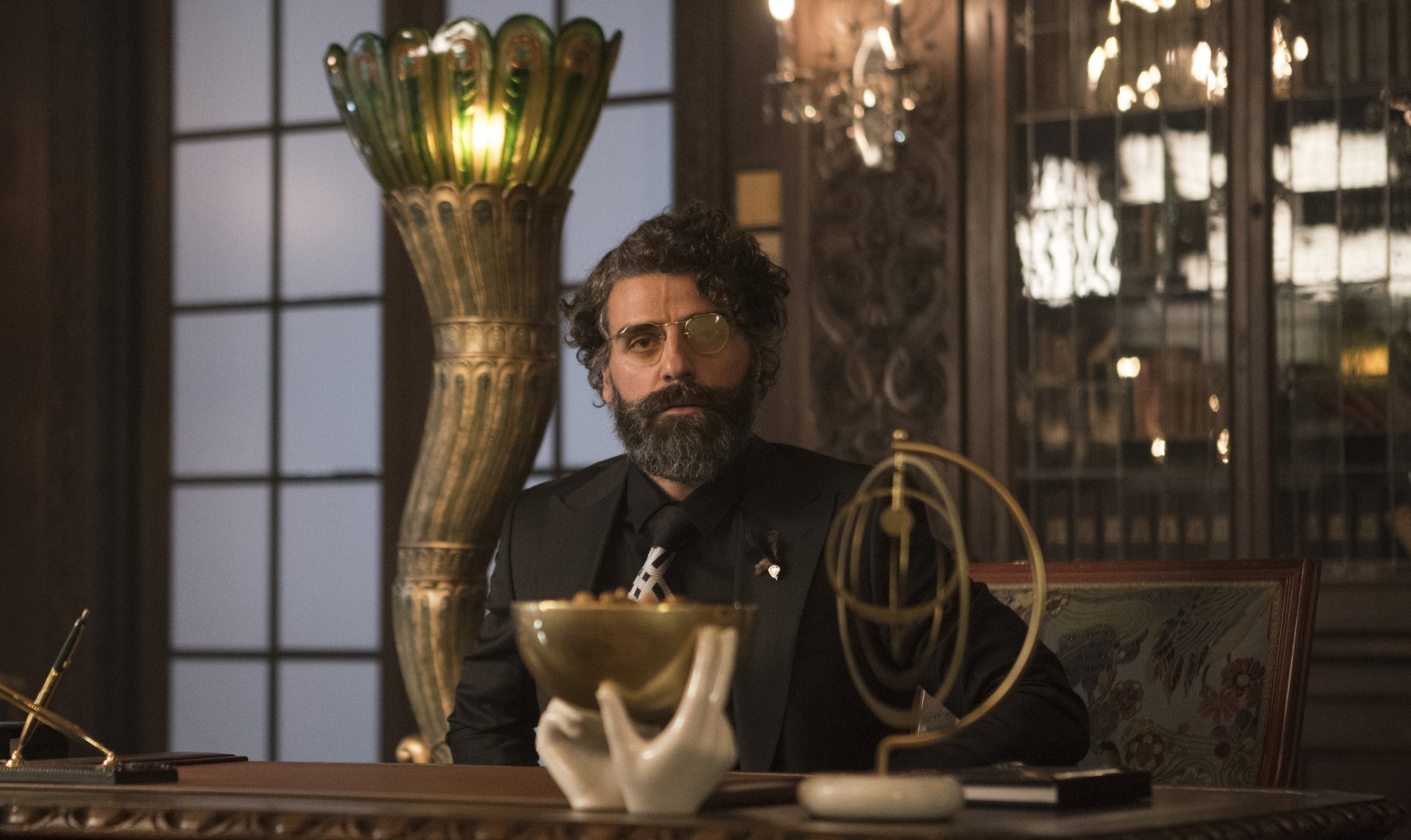 Download Oscar Isaac Movie Big Gold Brick HD Wallpaper