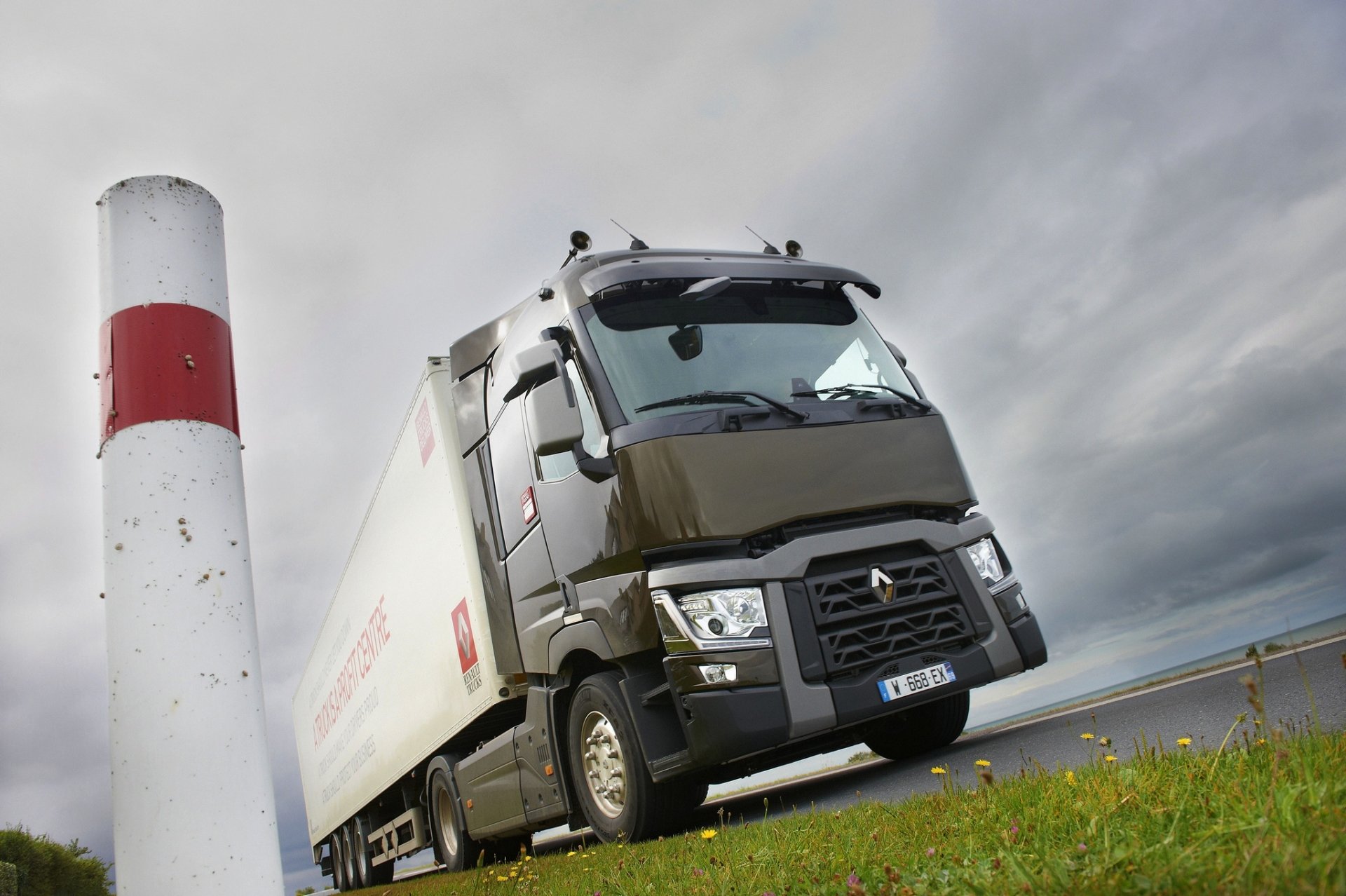 Download Vehicle Renault Trucks HD Wallpaper