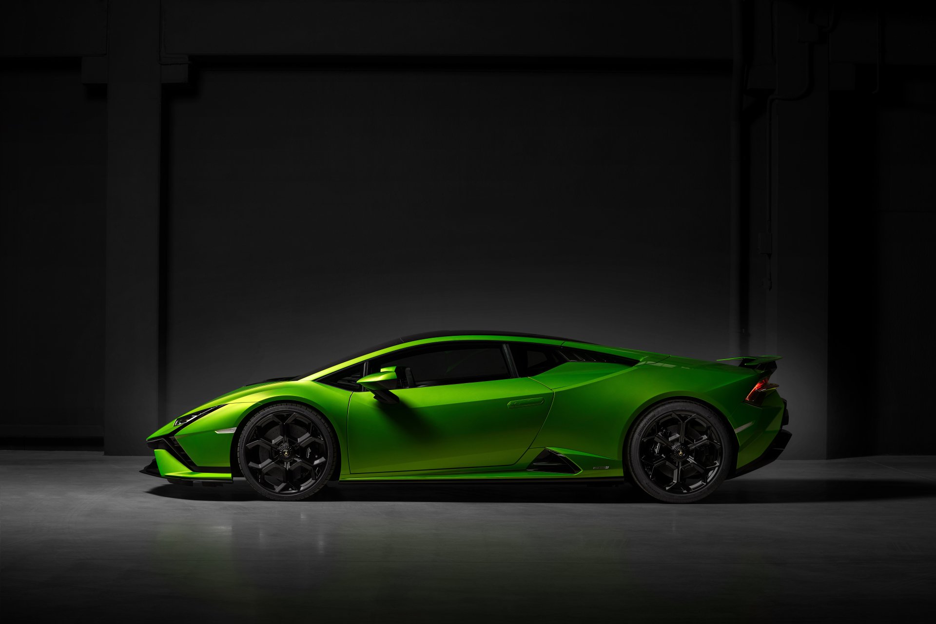 Download Vehicle Lamborghini Huracán Tecnica 8k Ultra HD Wallpaper