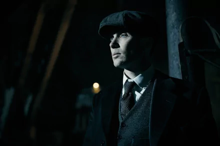 4K Ultra HD desktop wallpaper of a sharp-suited man in a newsboy cap, cinematic TV-show style portrait with dramatic side lighting and a moody 1920s period atmosphere.