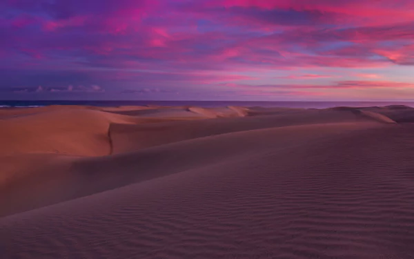 4K Ultra HD PC desktop wallpaper: sweeping sand dunes under a vivid pink and purple sunset horizon in a tranquil desert nature scene.