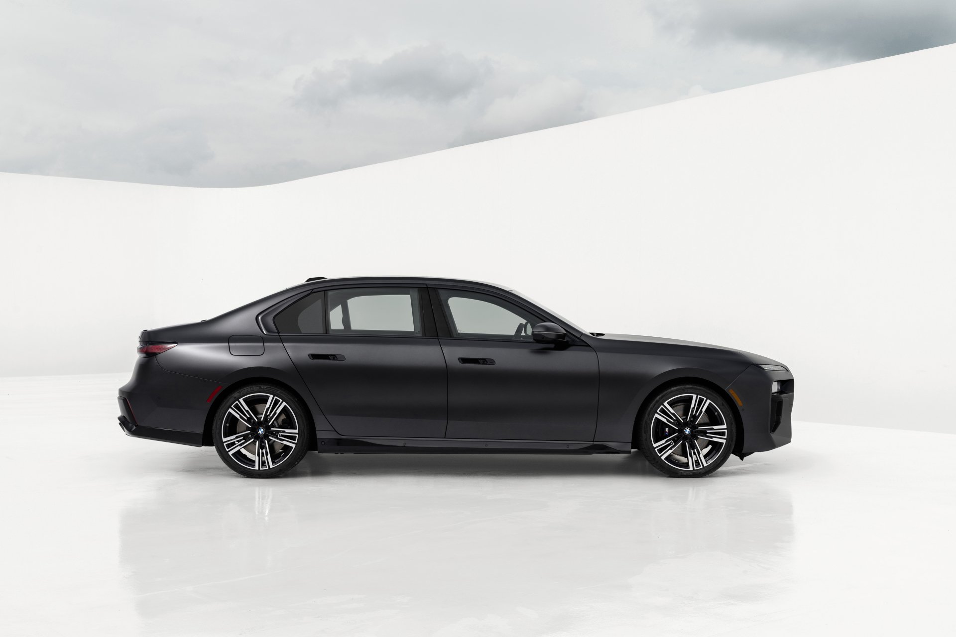 Download Vehicle BMW 760i XDrive 4k Ultra HD Wallpaper