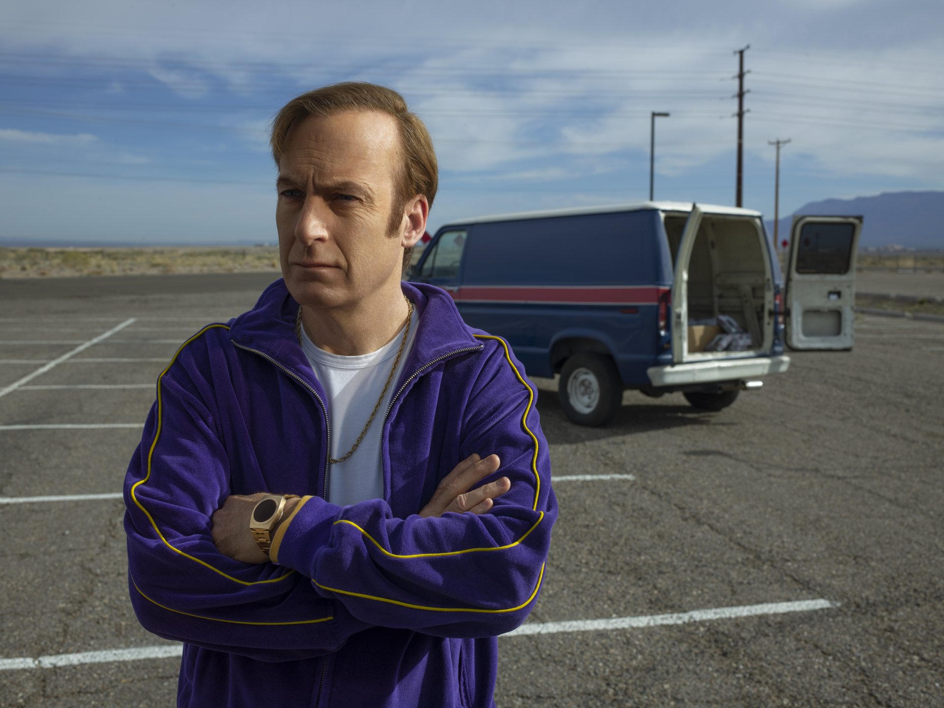 4K Ultra HD PC desktop wallpaper: a man in a purple tracksuit stands with arms crossed by an open van in a desert parking lot, themed after the TV series Better Call Saul.