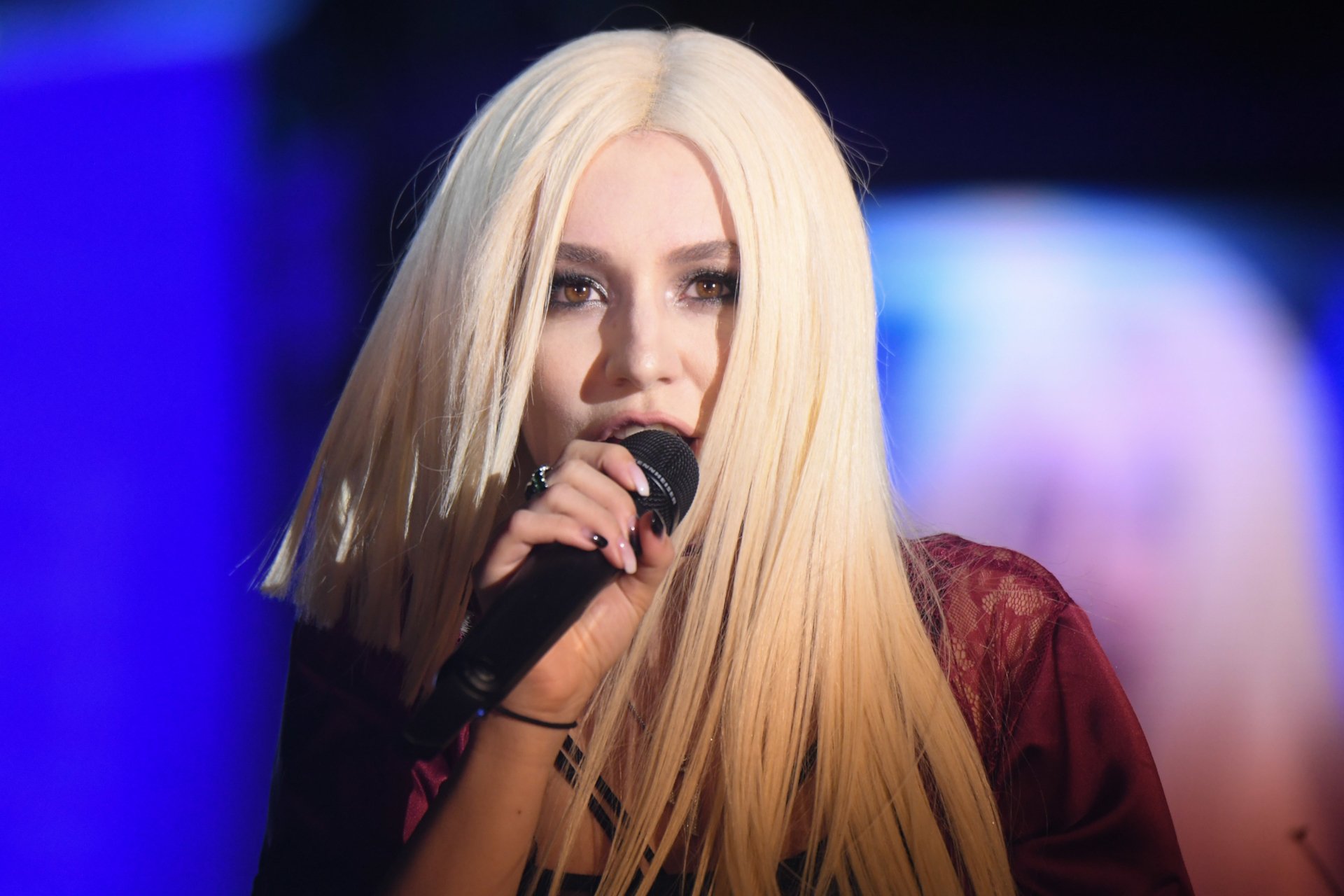 Download Music Ava Max HD Wallpaper