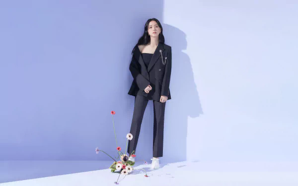 Jisoo from BlackPink poses elegantly against a light purple background in this 4K Ultra HD music-themed PC desktop wallpaper.