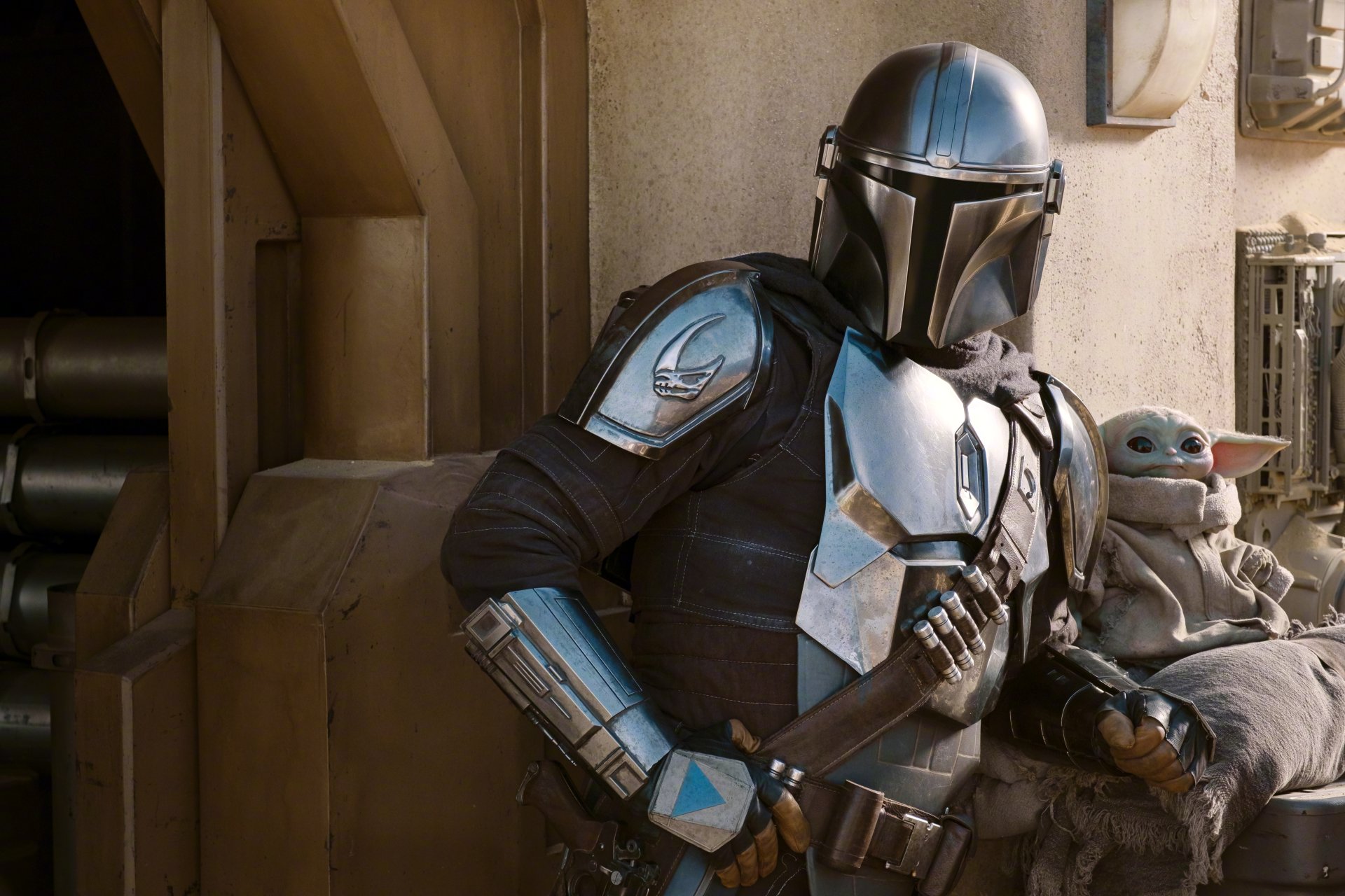 4K Ultra HD PC desktop wallpaper featuring The Mandalorian and Grogu from the TV show The Mandalorian, showcasing detailed armor and a desert-like background.