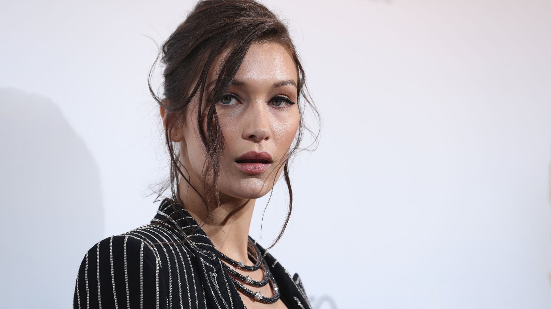 Download Blue Eyes Brunette American Model Celebrity Bella Hadid HD Wallpaper
