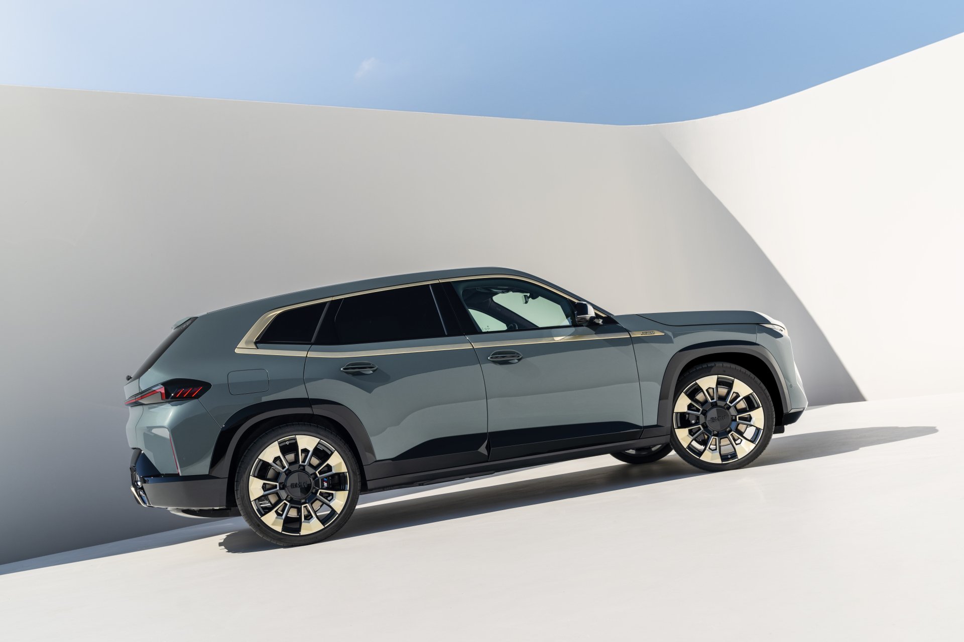 Download Vehicle BMW XM 8k Ultra HD Wallpaper