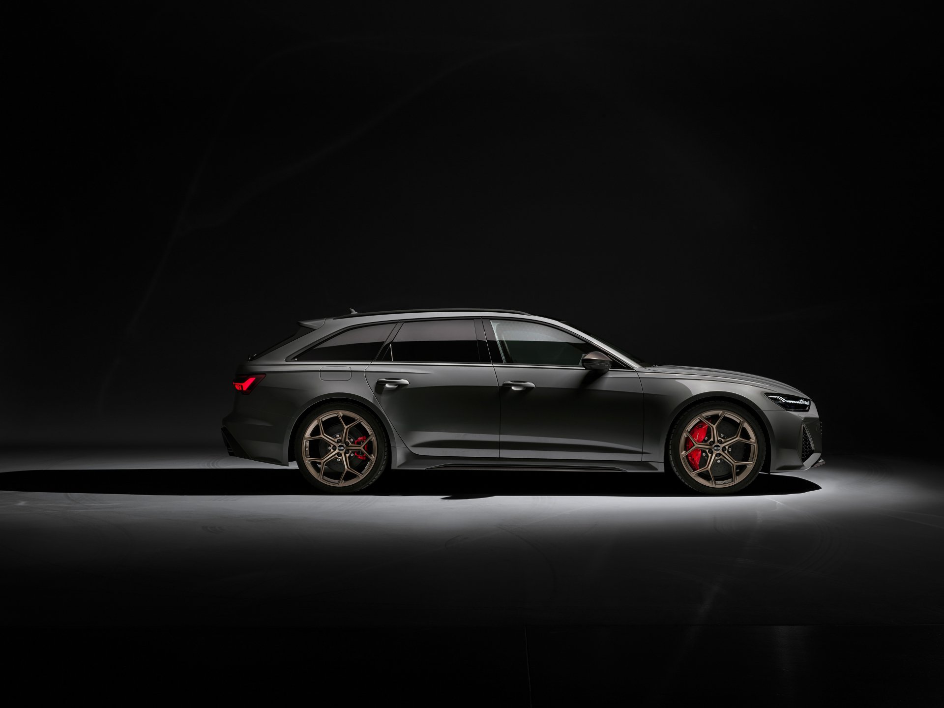 Download Vehicle Audi RS6 Avant 4k Ultra HD Wallpaper