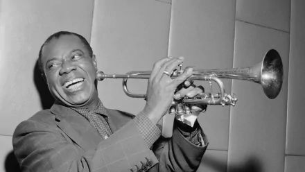 HD PC desktop wallpaper: black-and-white portrait of a smiling jazz trumpeter holding his trumpet, vintage music-themed background.