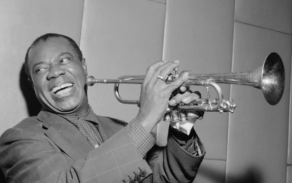 HD PC desktop wallpaper: black-and-white portrait of a smiling jazz trumpeter holding his trumpet, vintage music-themed background.